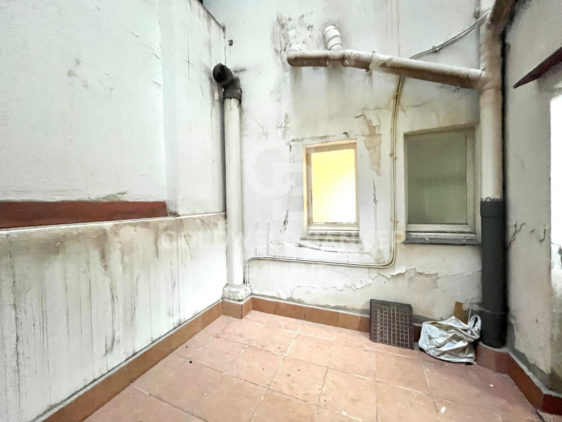 Spacious property to renovate on Avenida Mistral