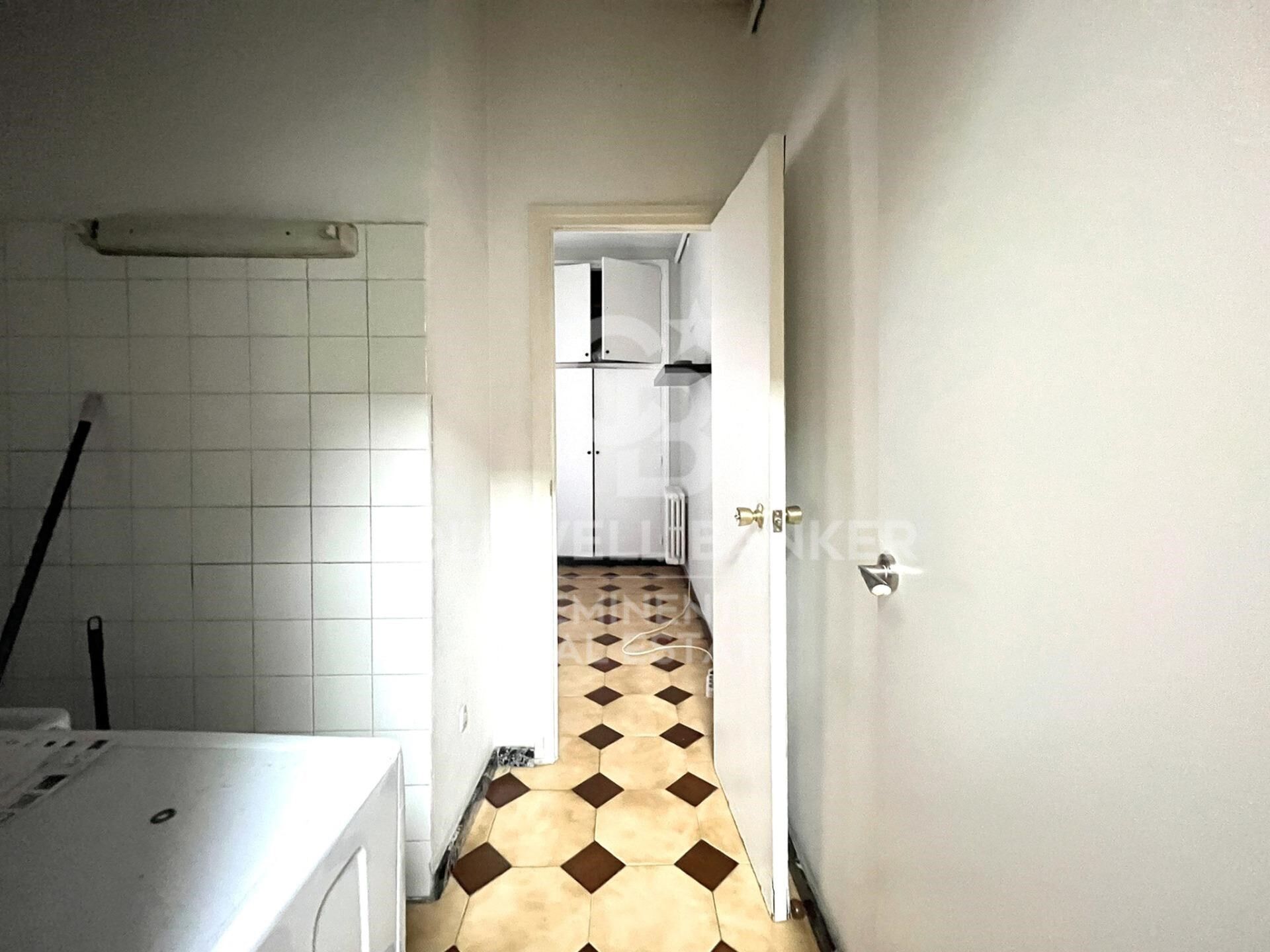 Spacious property to renovate on Avenida Mistral