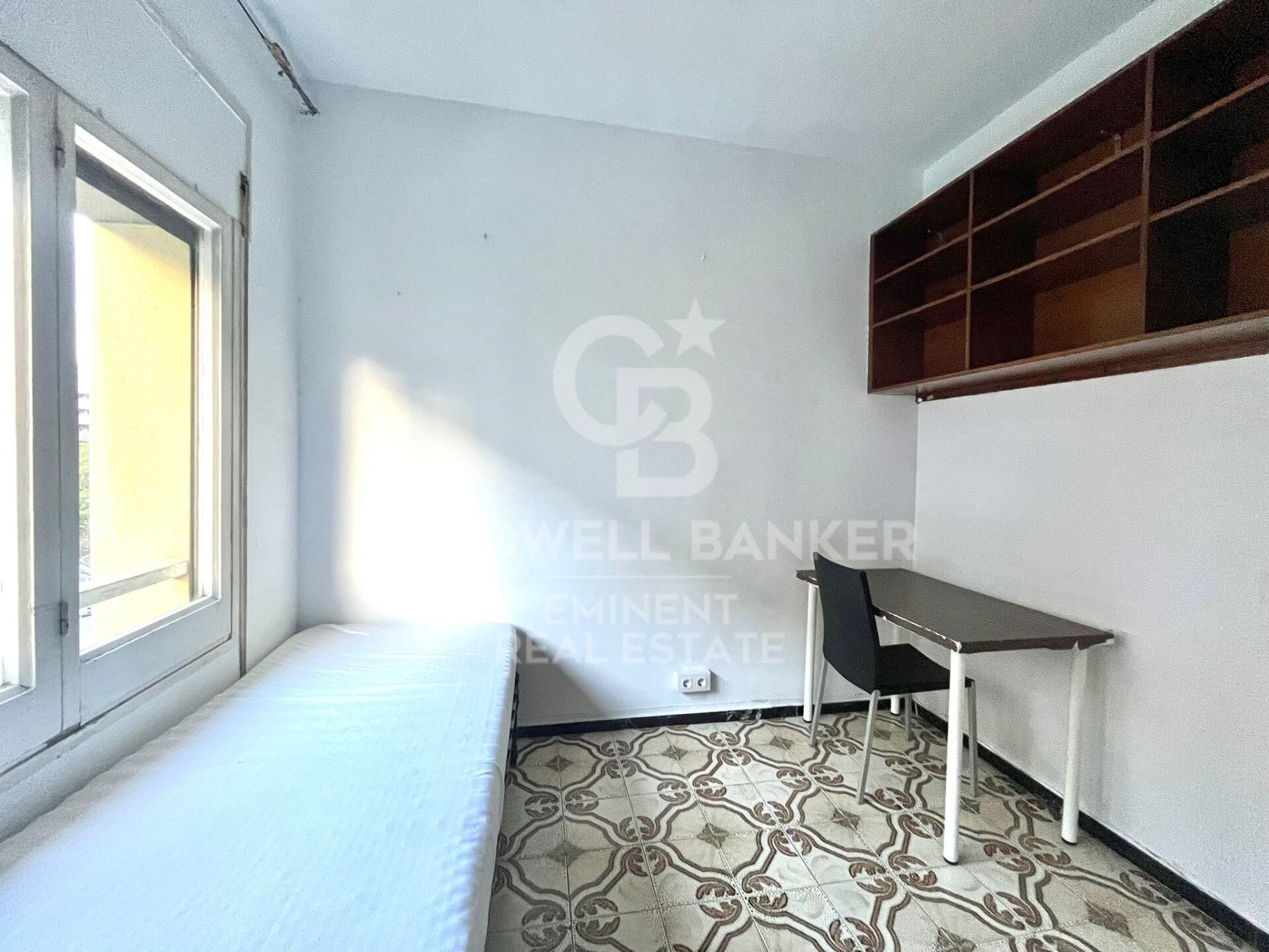 Spacious property to renovate on Avenida Mistral