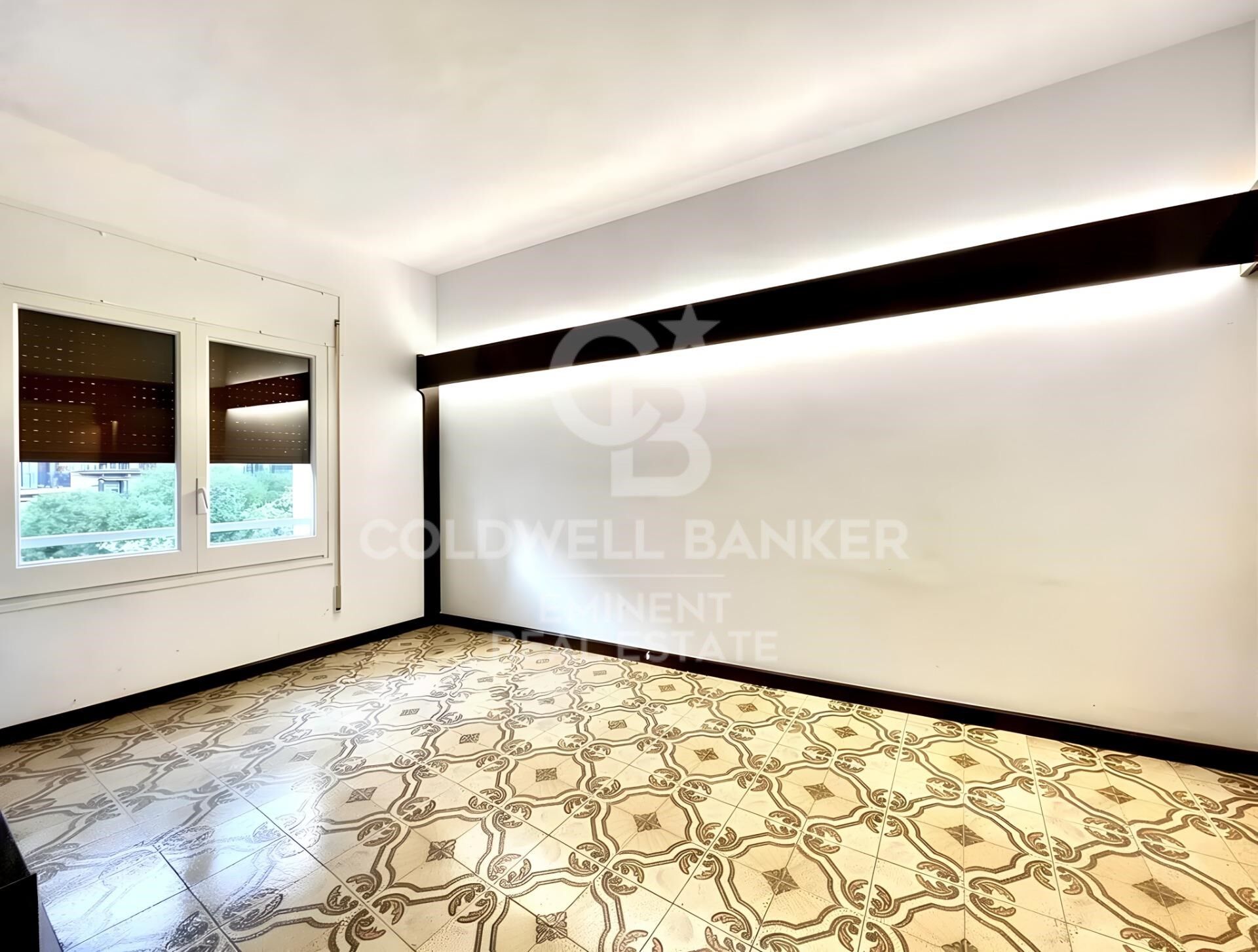 Spacious property to renovate on Avenida Mistral