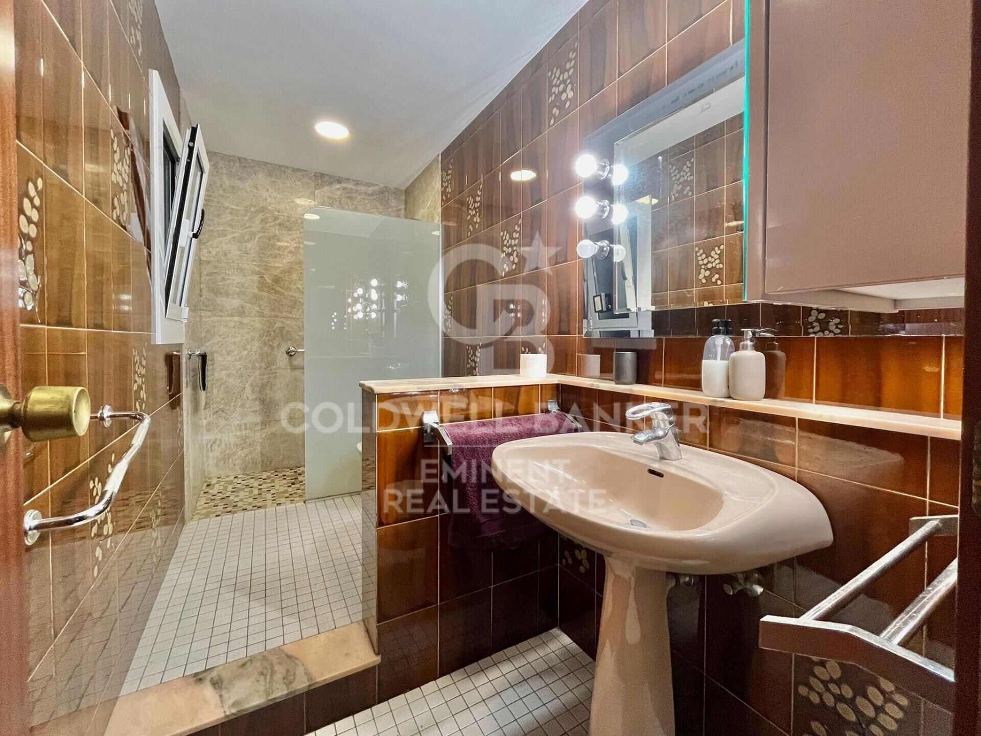 Spacious property to renovate on Avenida Mistral