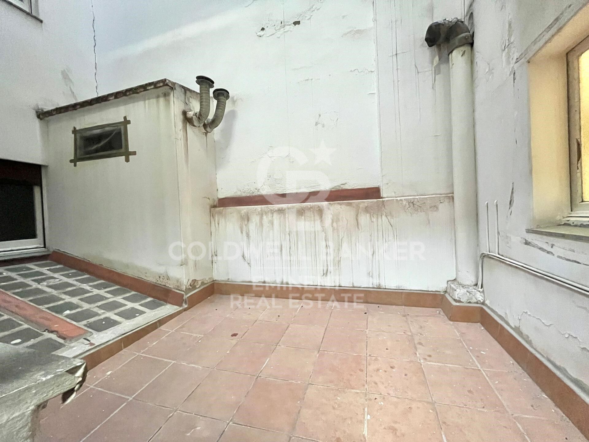 Spacieux logement à rénover sur l'Avenida Mistral