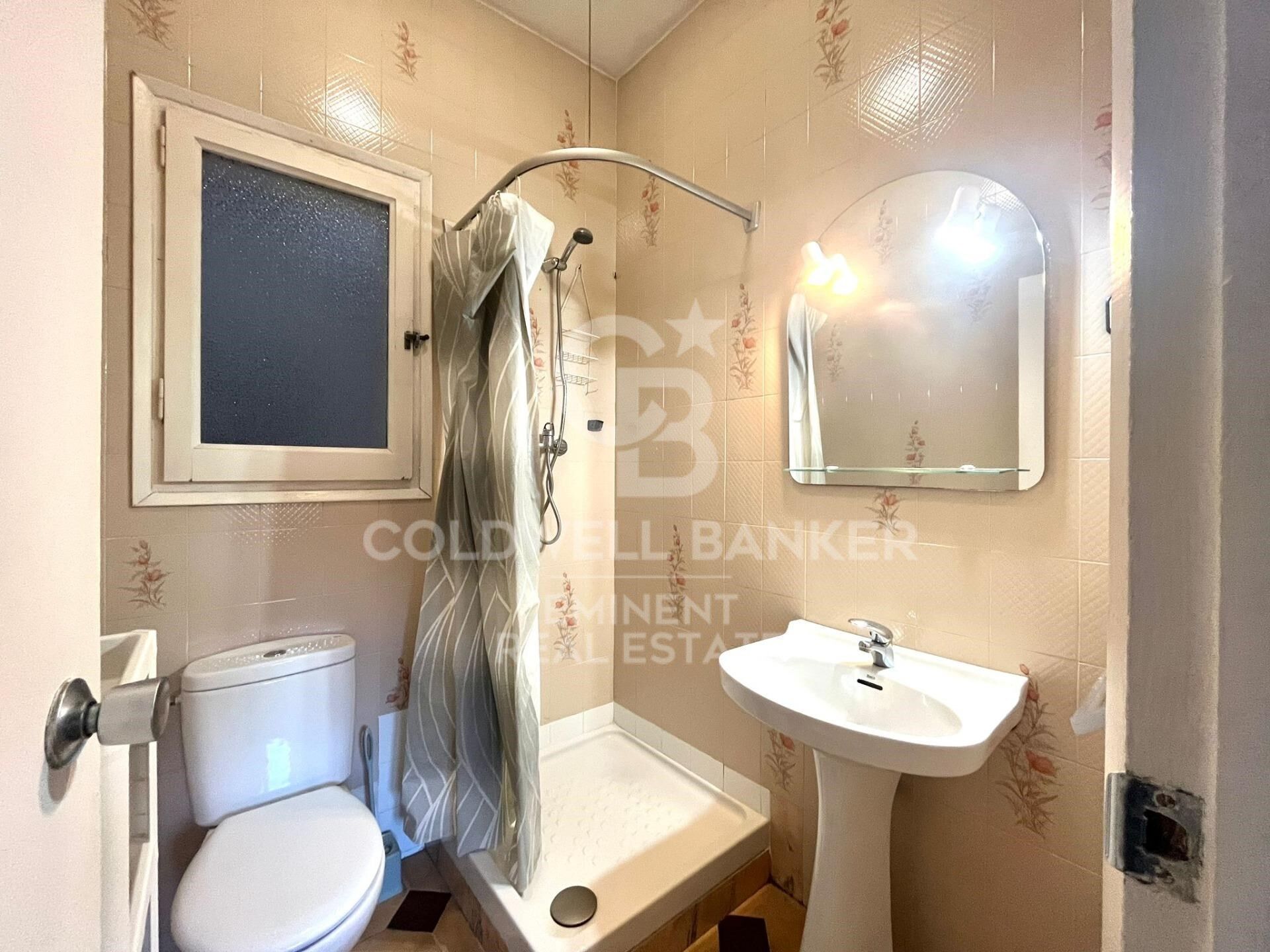 Spacious property to renovate on Avenida Mistral