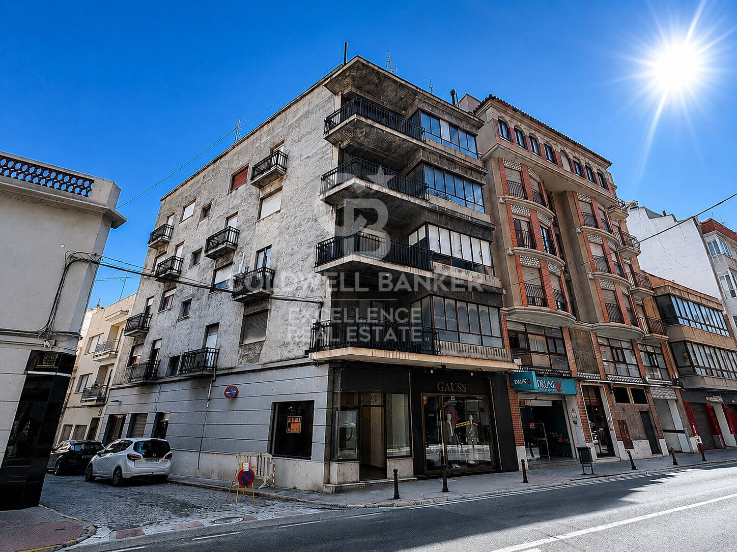 Opportunité d'investissement : immeuble de 4 étages + 2 rez-de-chaussée, au centre d'Oliva