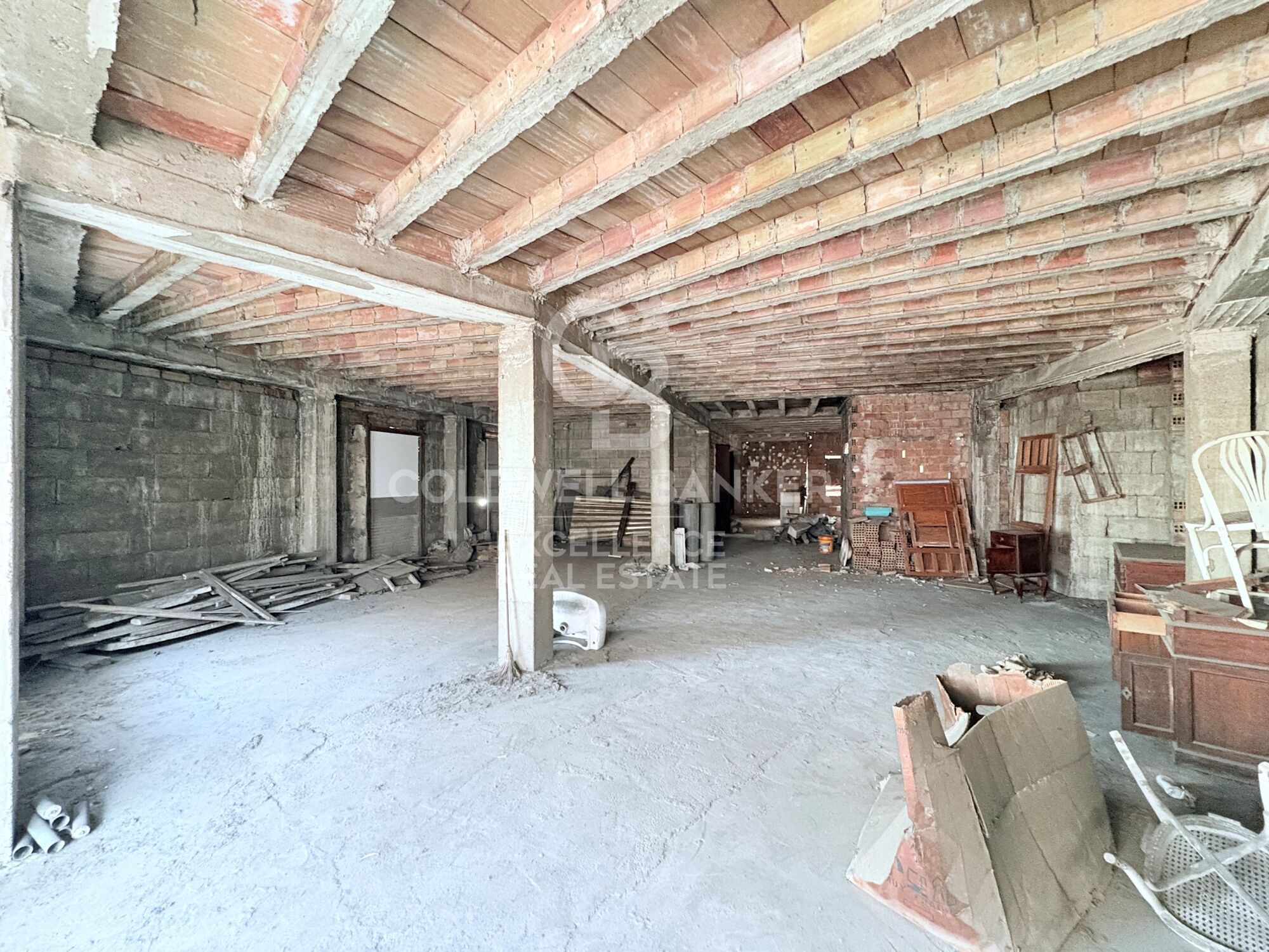Opportunité d'investissement : immeuble de 4 étages + 2 rez-de-chaussée, au centre d'Oliva