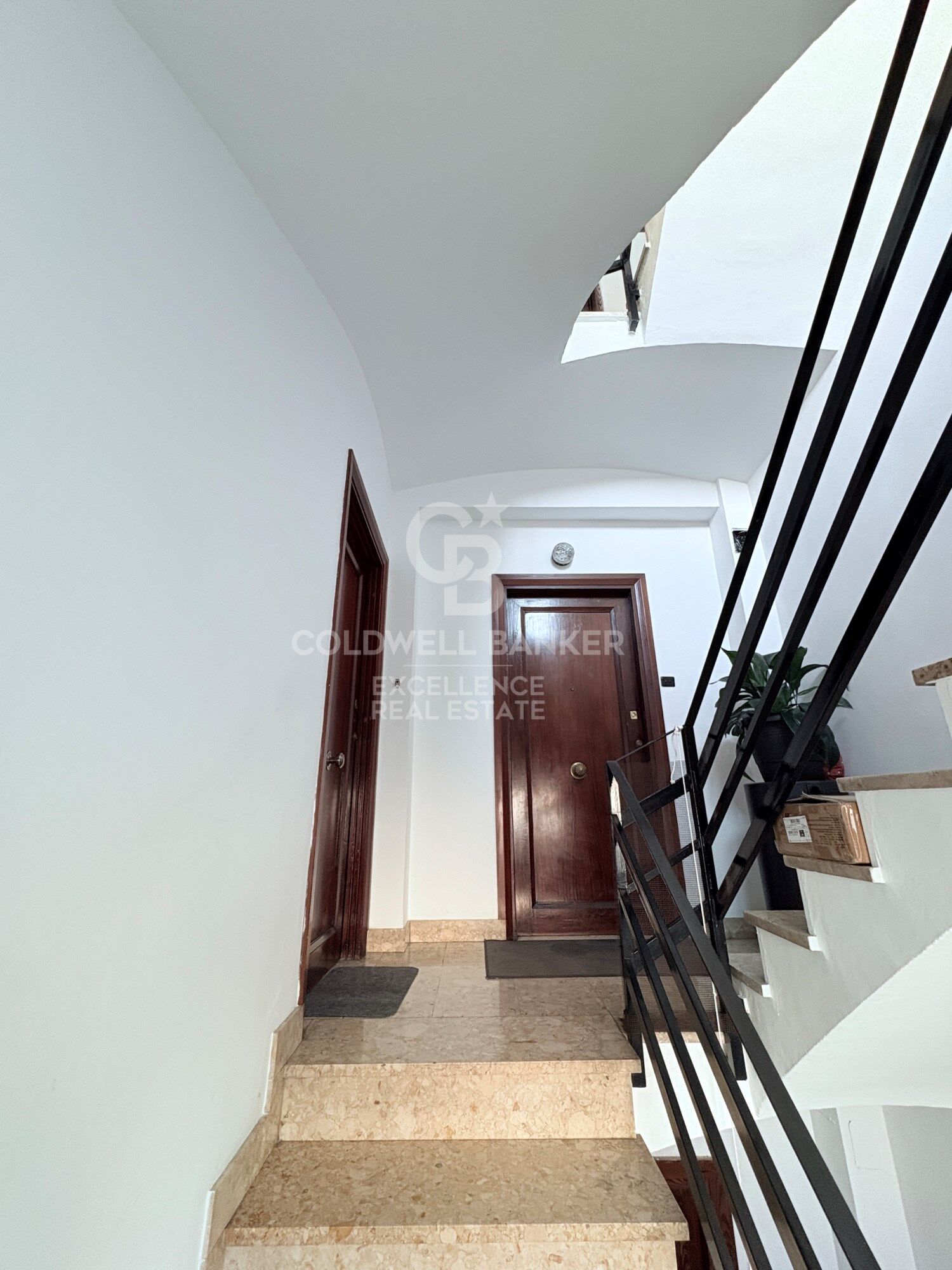 Investor opportunity: 4-storey + 2-ground floor building, in the centre of Oliva