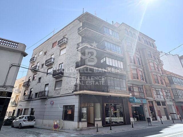 Investorenmöglichkeit: 4-stöckiges + 2-Erdgeschoss-Gebäude im Zentrum von Oliva