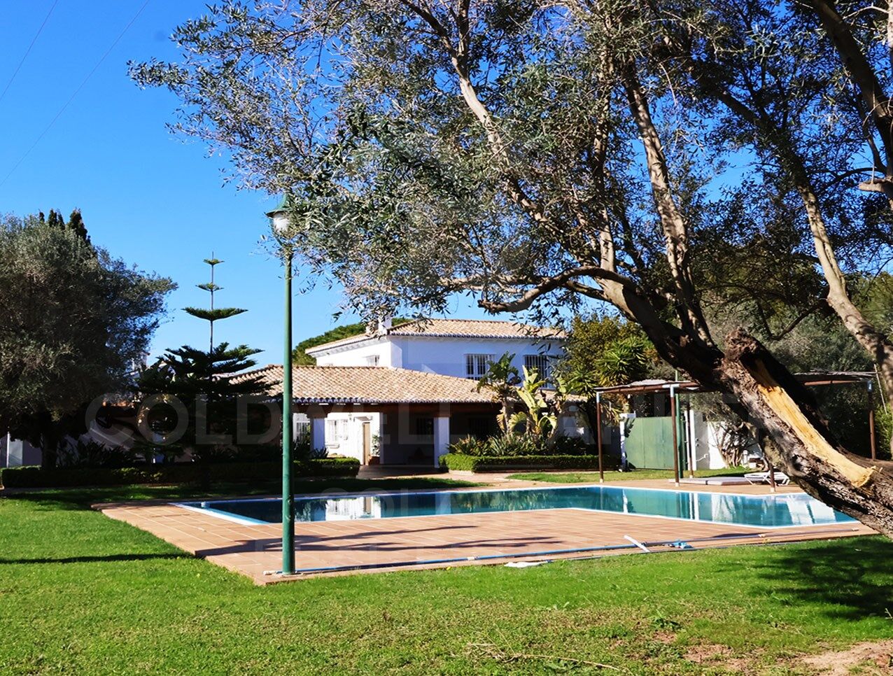Exclusive luxury equestrian estate with professional facilities 20 minutes from Valencia
