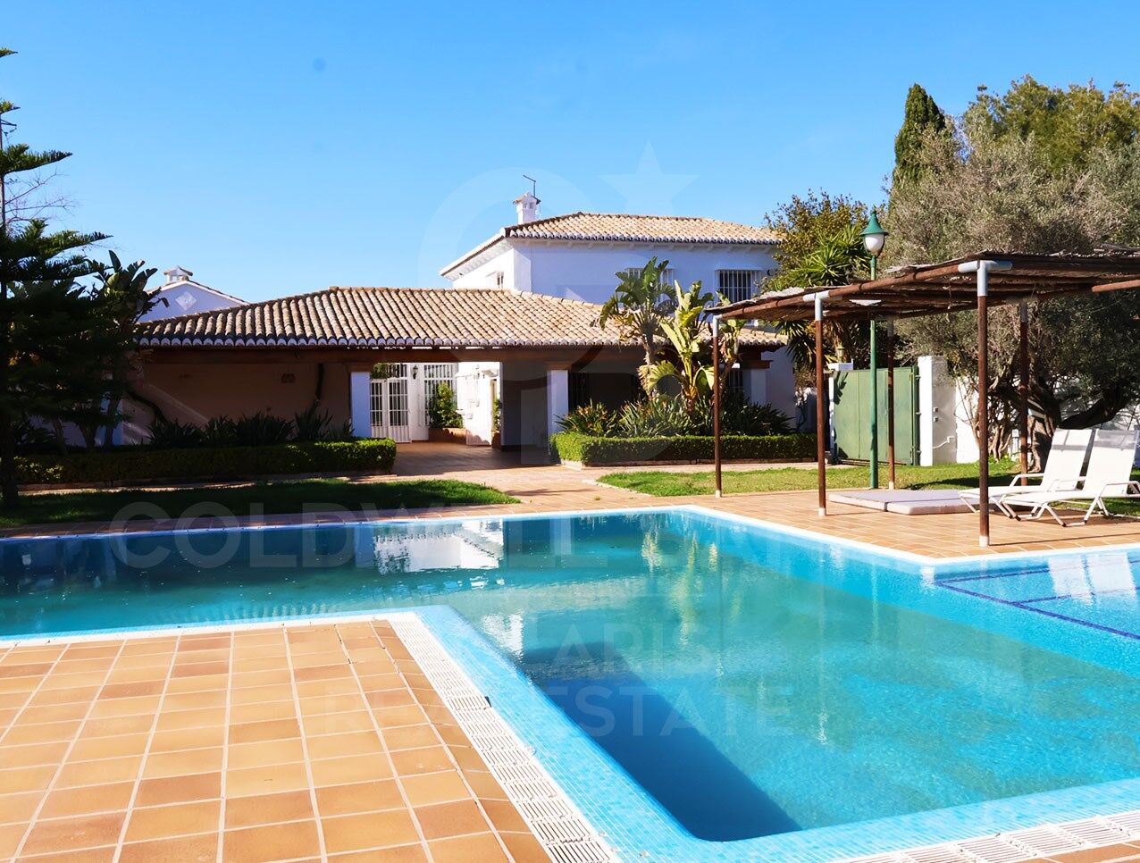 Exclusive luxury equestrian estate with professional facilities 20 minutes from Valencia