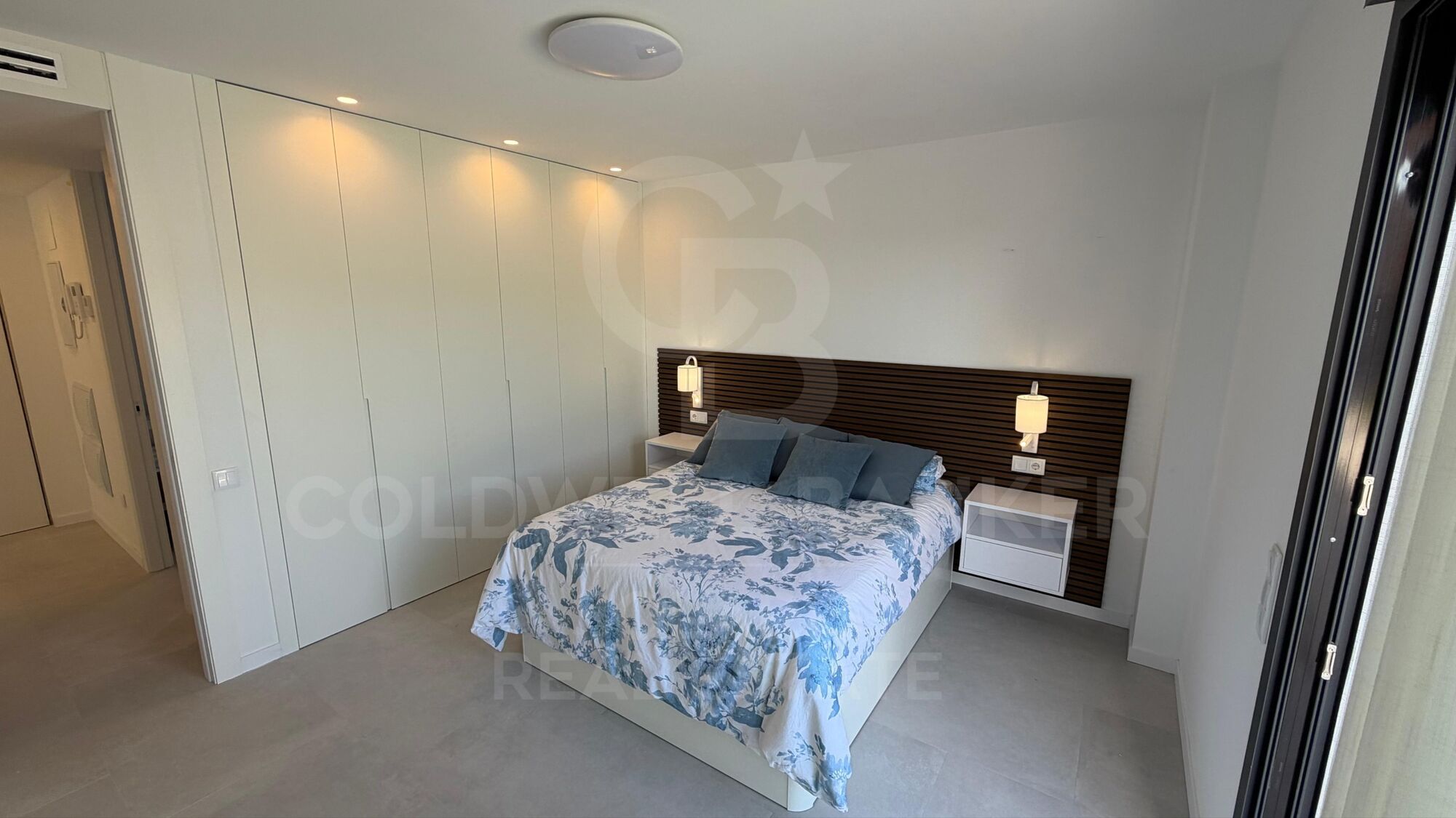 Premium-Wohnung mit Terrasse im privaten Komplex La Marina Beach