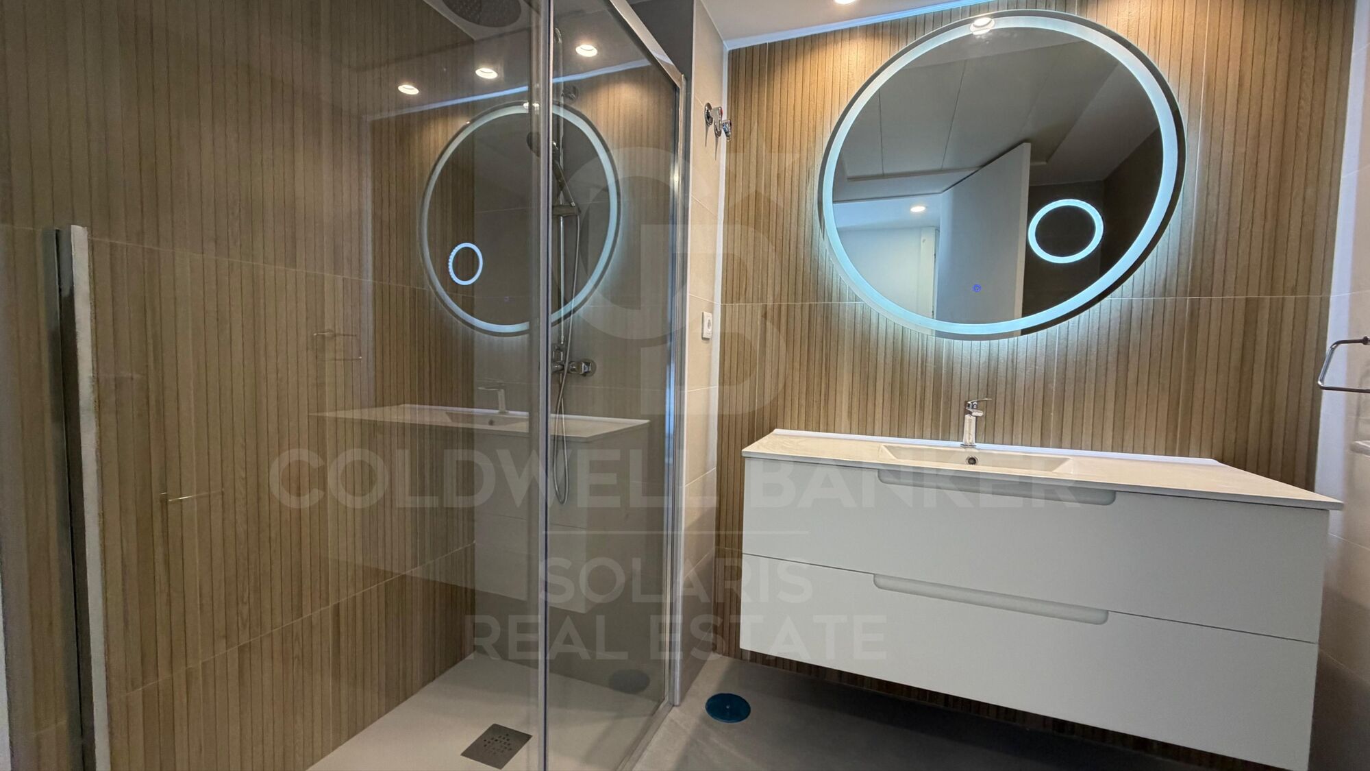 Exklusives Haus mit großem privatem Grundstück und Pool in Premium-Wohngebieten