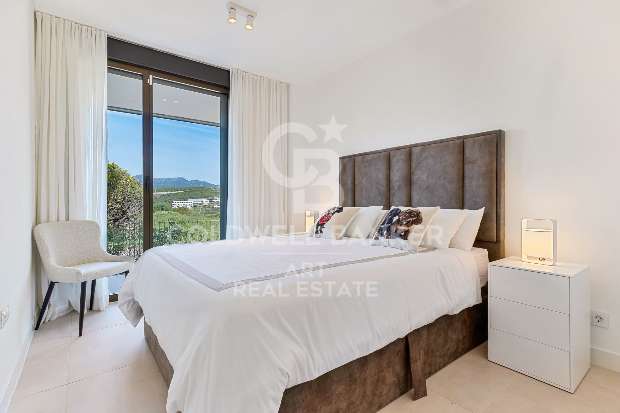 Exklusive Wohnung mit privatem Garten und Meerblick in Casares Costa.