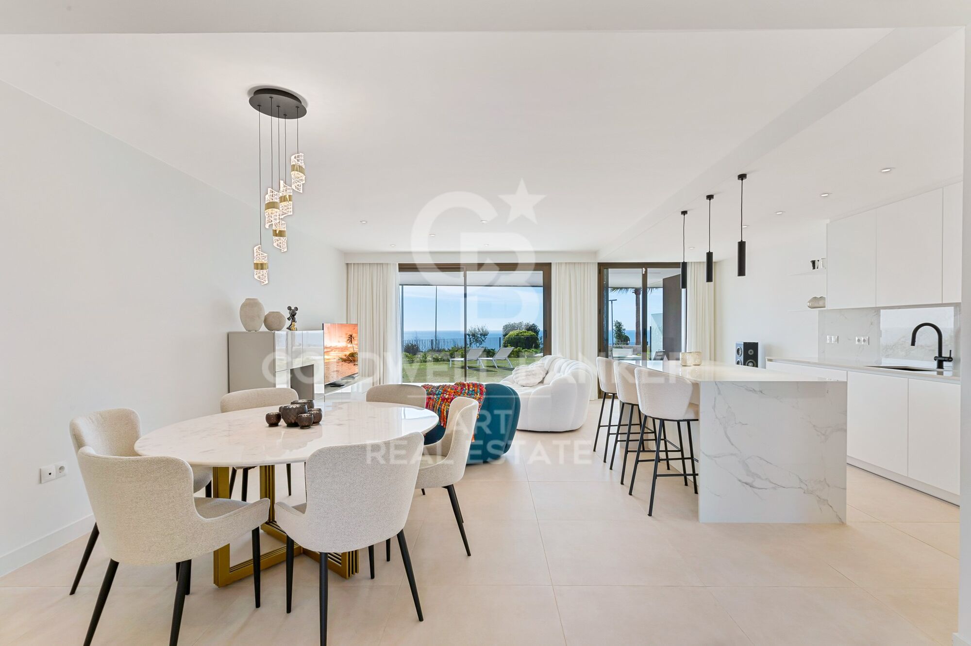 Exklusive Wohnung mit privatem Garten und Meerblick in Casares Costa.