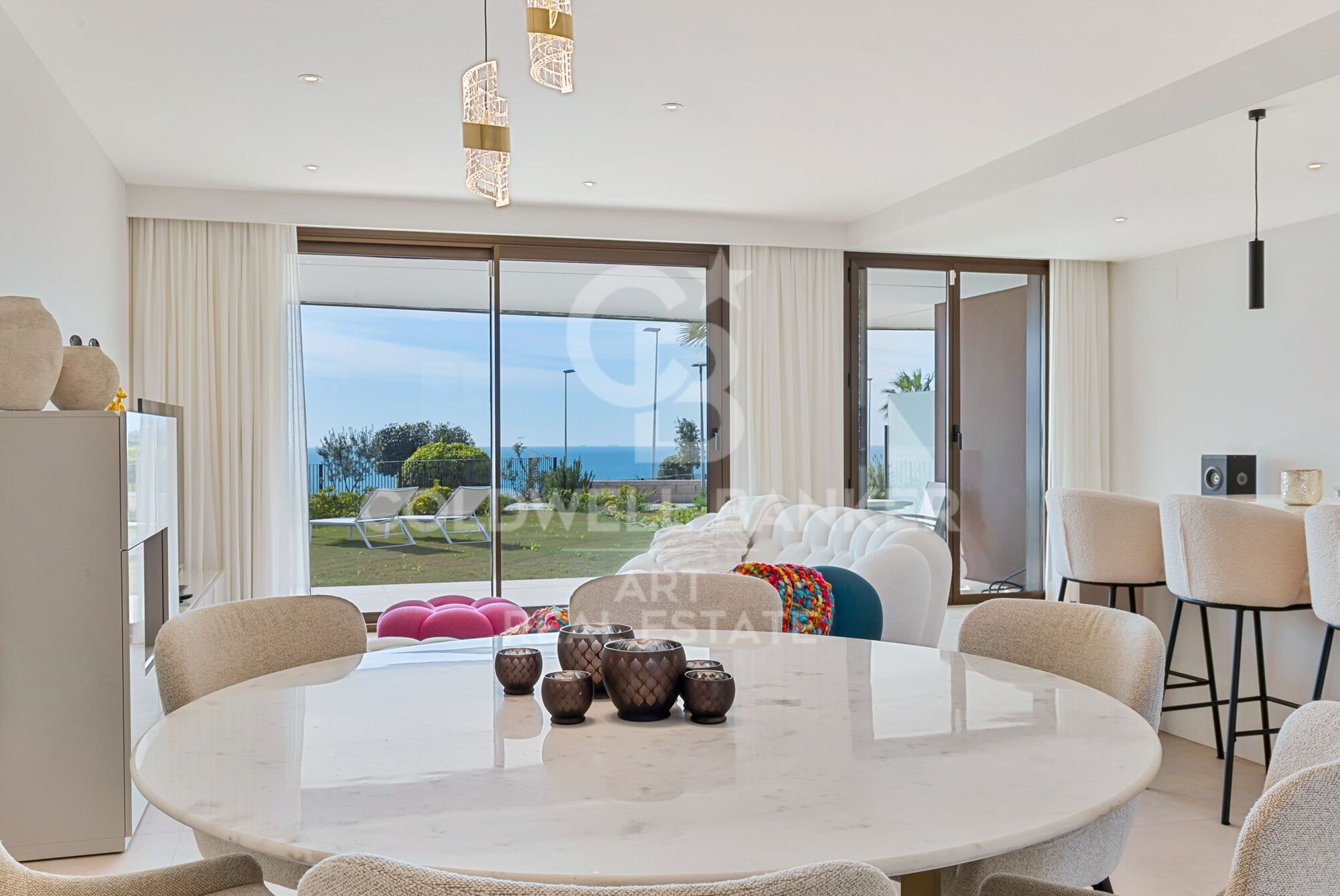 Exklusive Wohnung mit privatem Garten und Meerblick in Casares Costa.