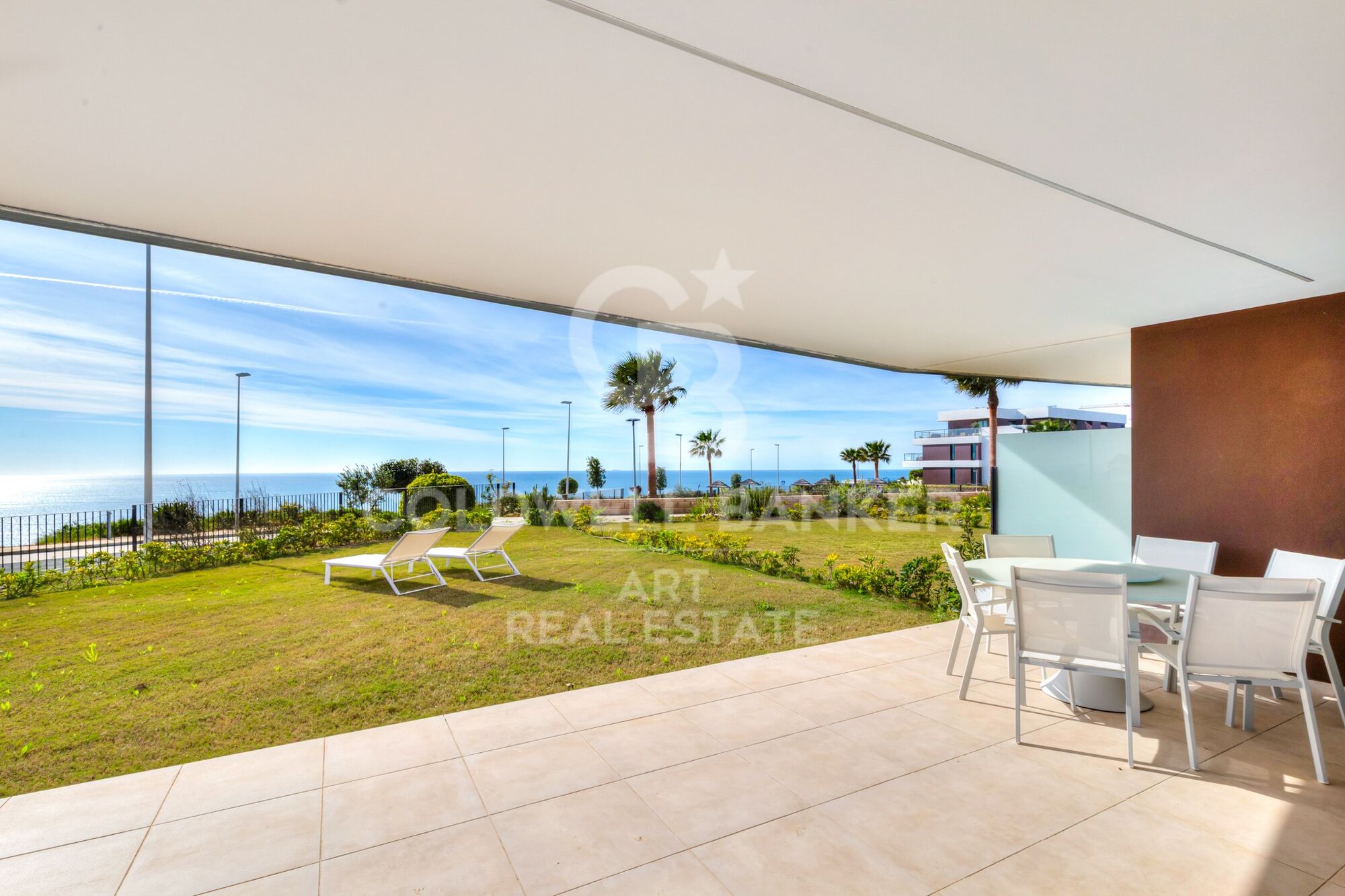 Exklusive Wohnung mit privatem Garten und Meerblick in Casares Costa.