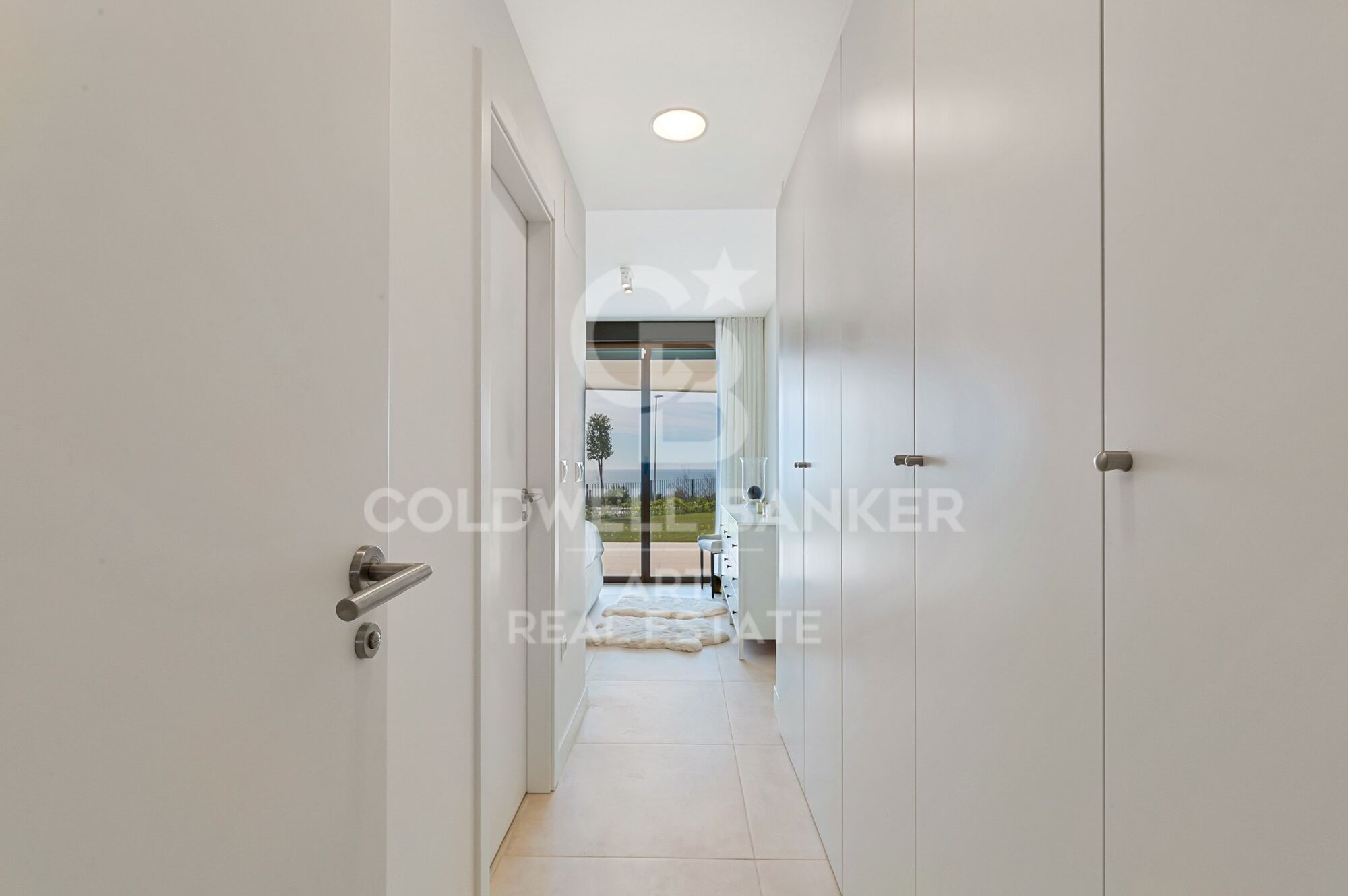 Exklusive Wohnung mit privatem Garten und Meerblick in Casares Costa.