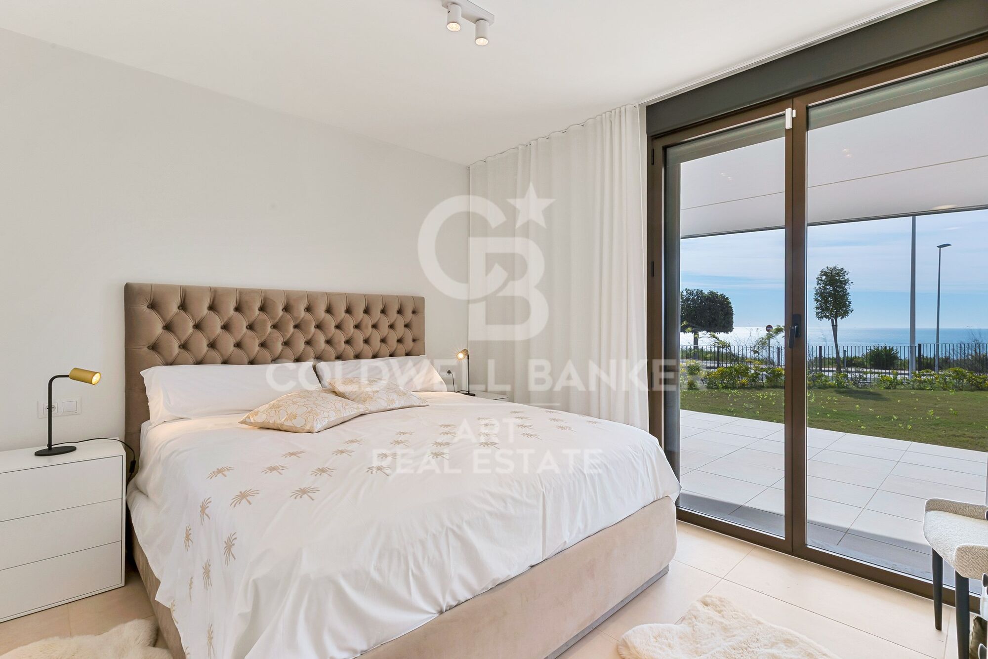 Exklusive Wohnung mit privatem Garten und Meerblick in Casares Costa.