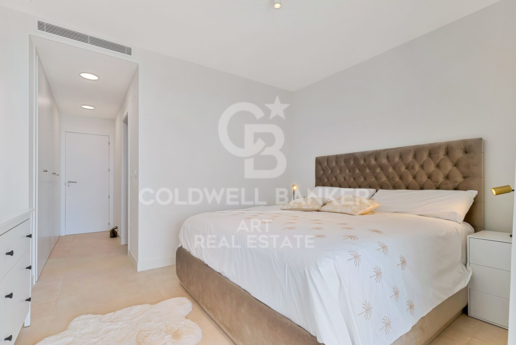 Exklusive Wohnung mit privatem Garten und Meerblick in Casares Costa.