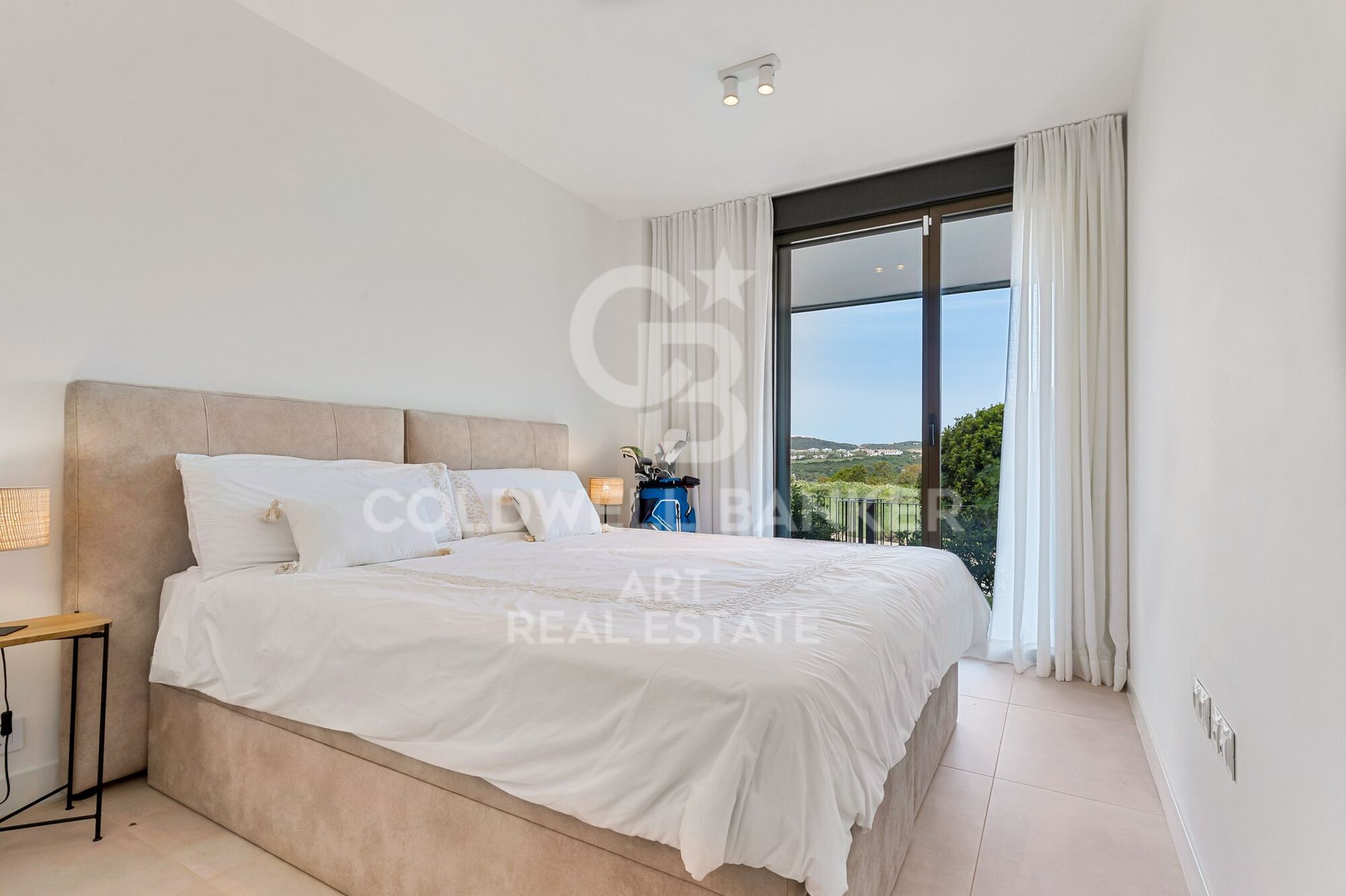 Exklusive Wohnung mit privatem Garten und Meerblick in Casares Costa.