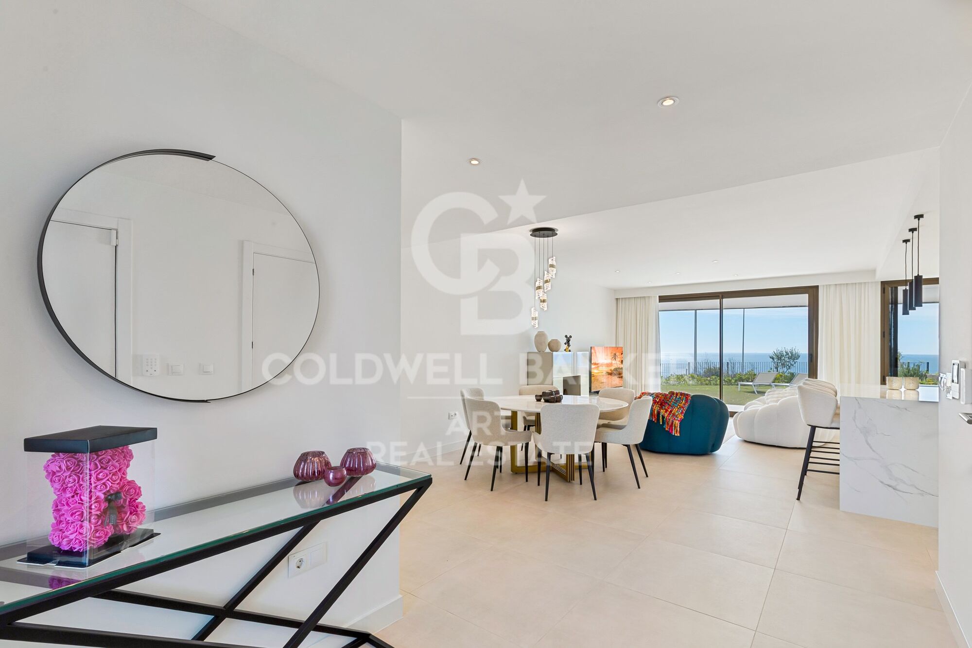Exklusive Wohnung mit privatem Garten und Meerblick in Casares Costa.
