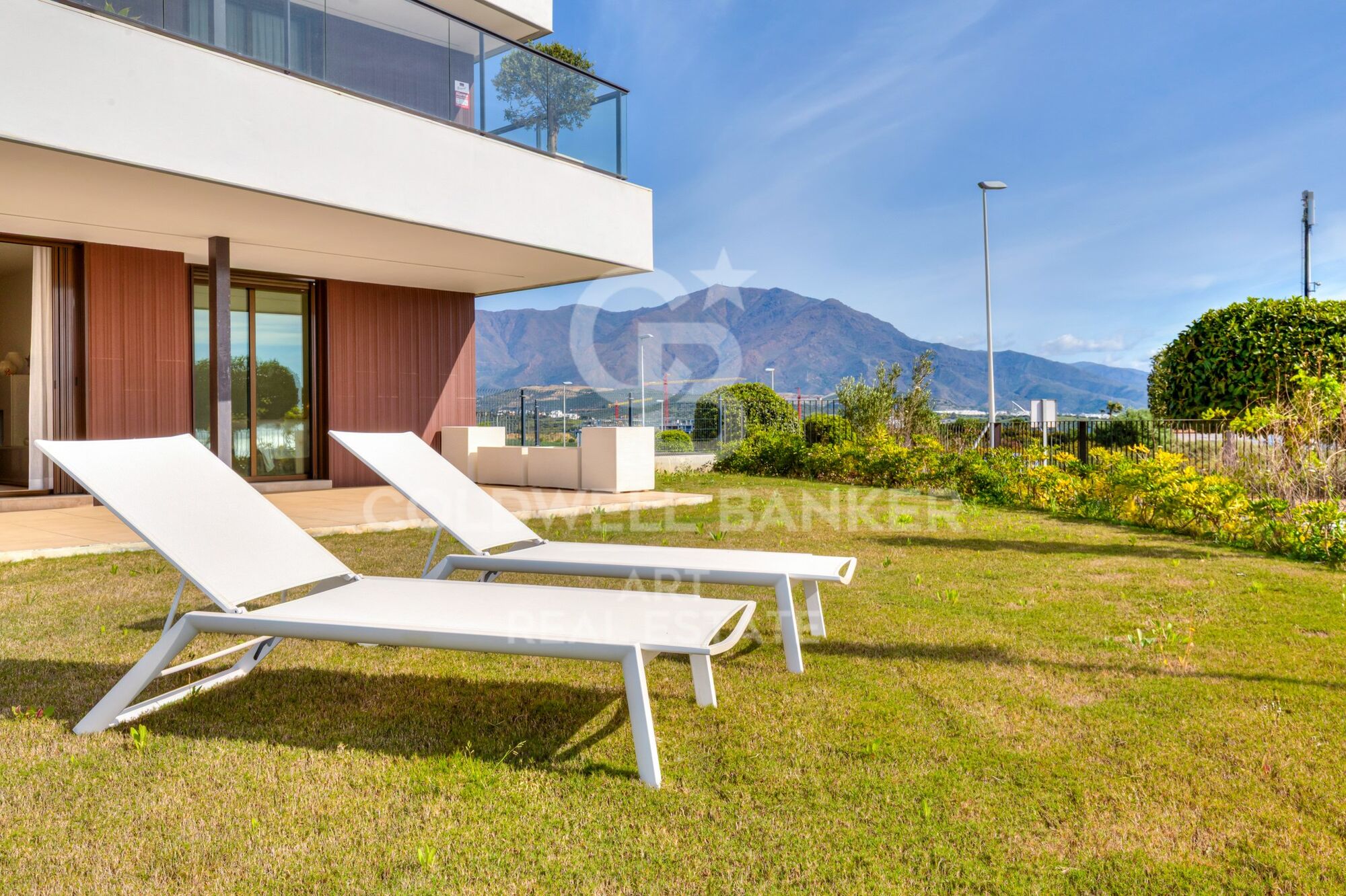 Exklusive Wohnung mit privatem Garten und Meerblick in Casares Costa.