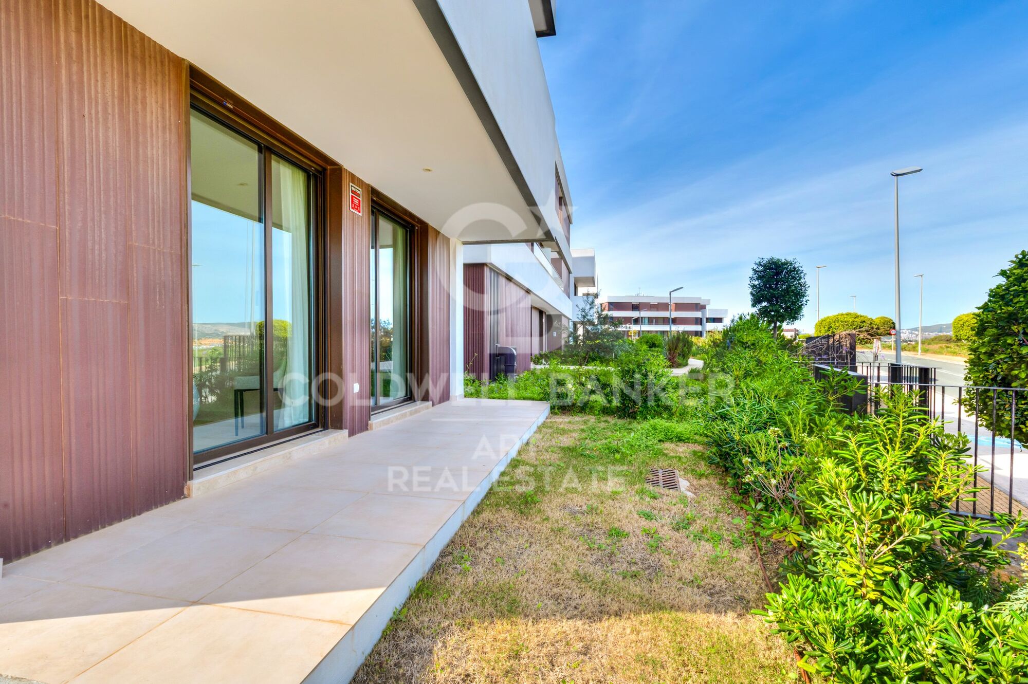 Exklusive Wohnung mit privatem Garten und Meerblick in Casares Costa.