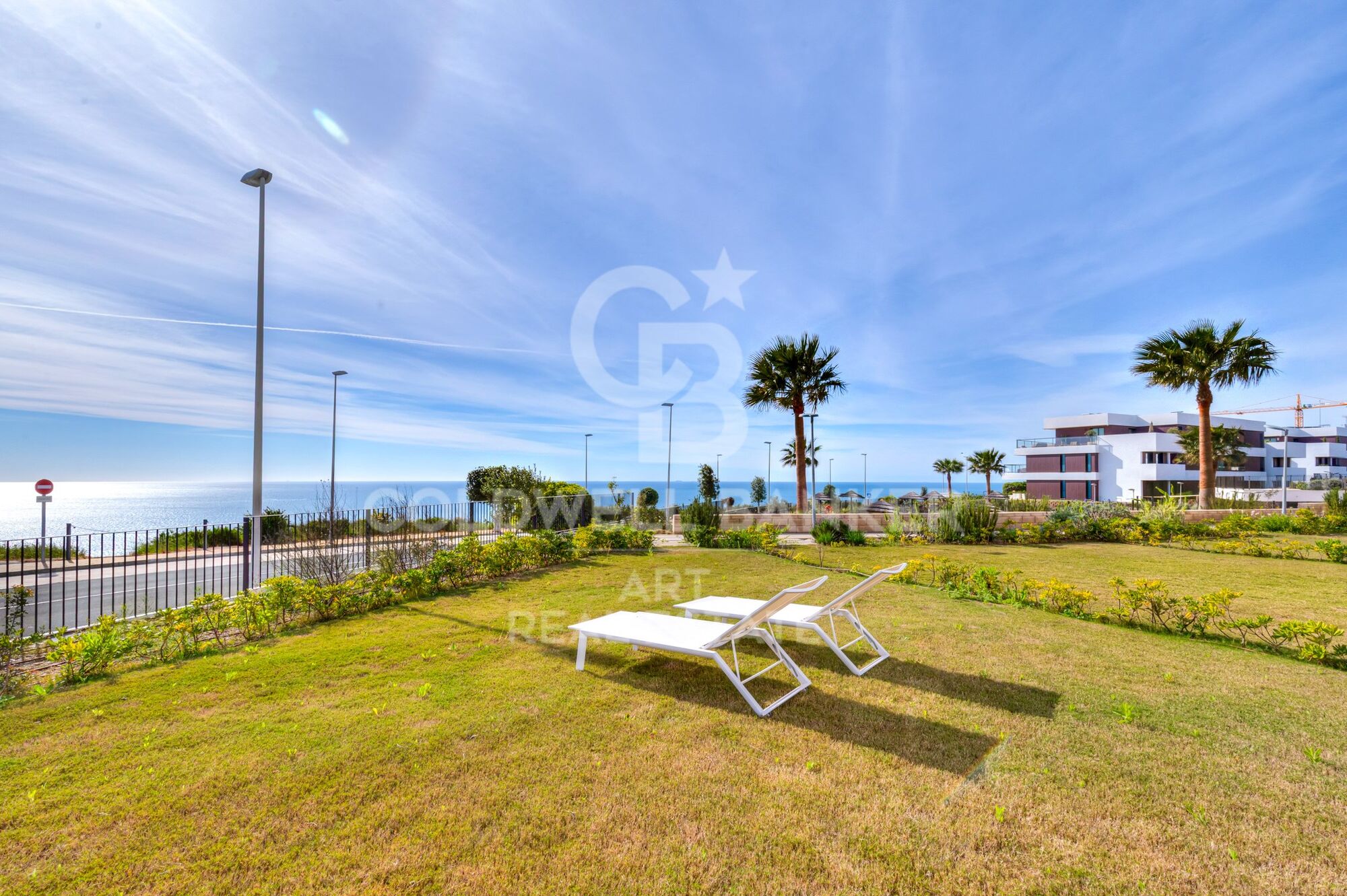 Exklusive Wohnung mit privatem Garten und Meerblick in Casares Costa.