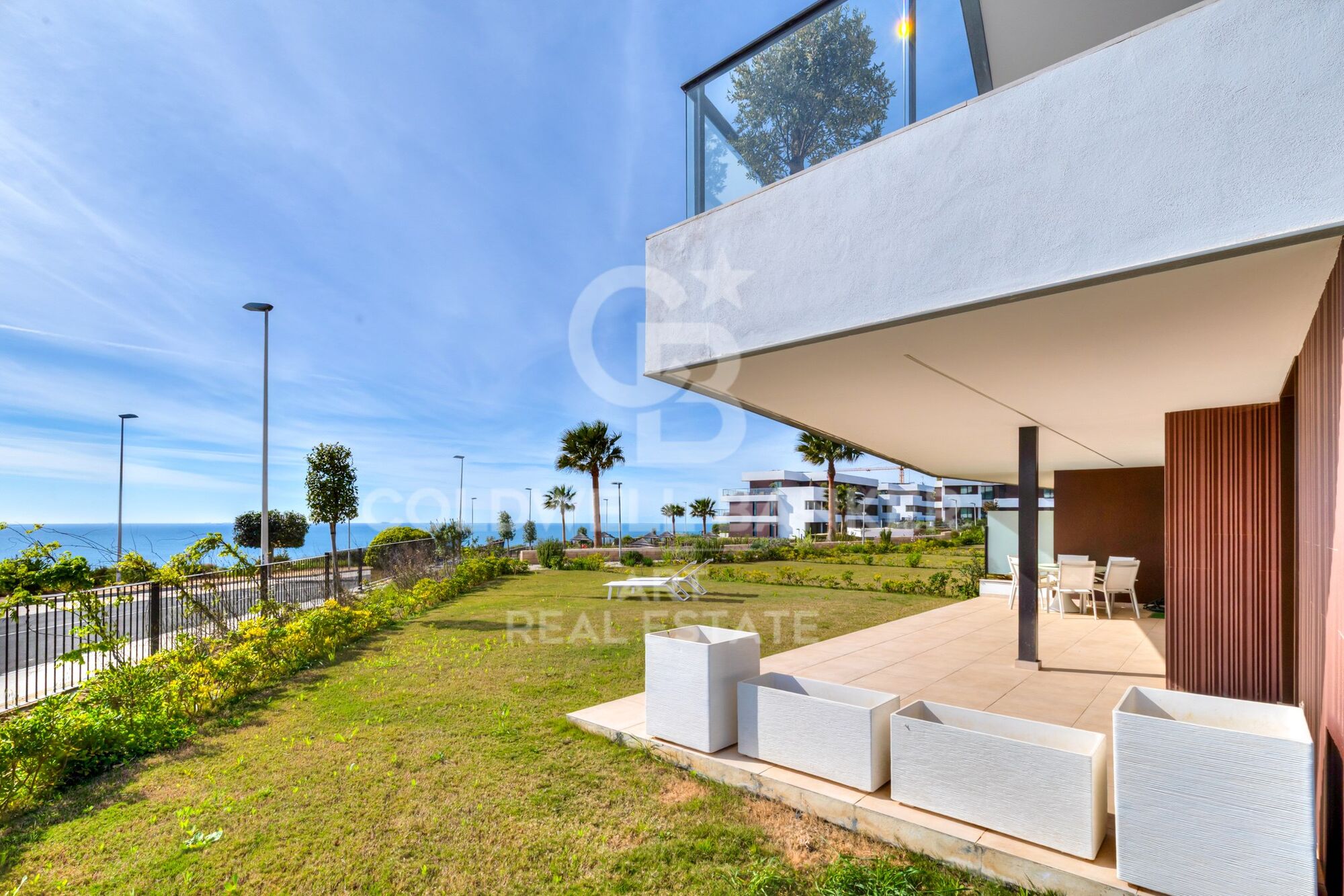 Exklusive Wohnung mit privatem Garten und Meerblick in Casares Costa.