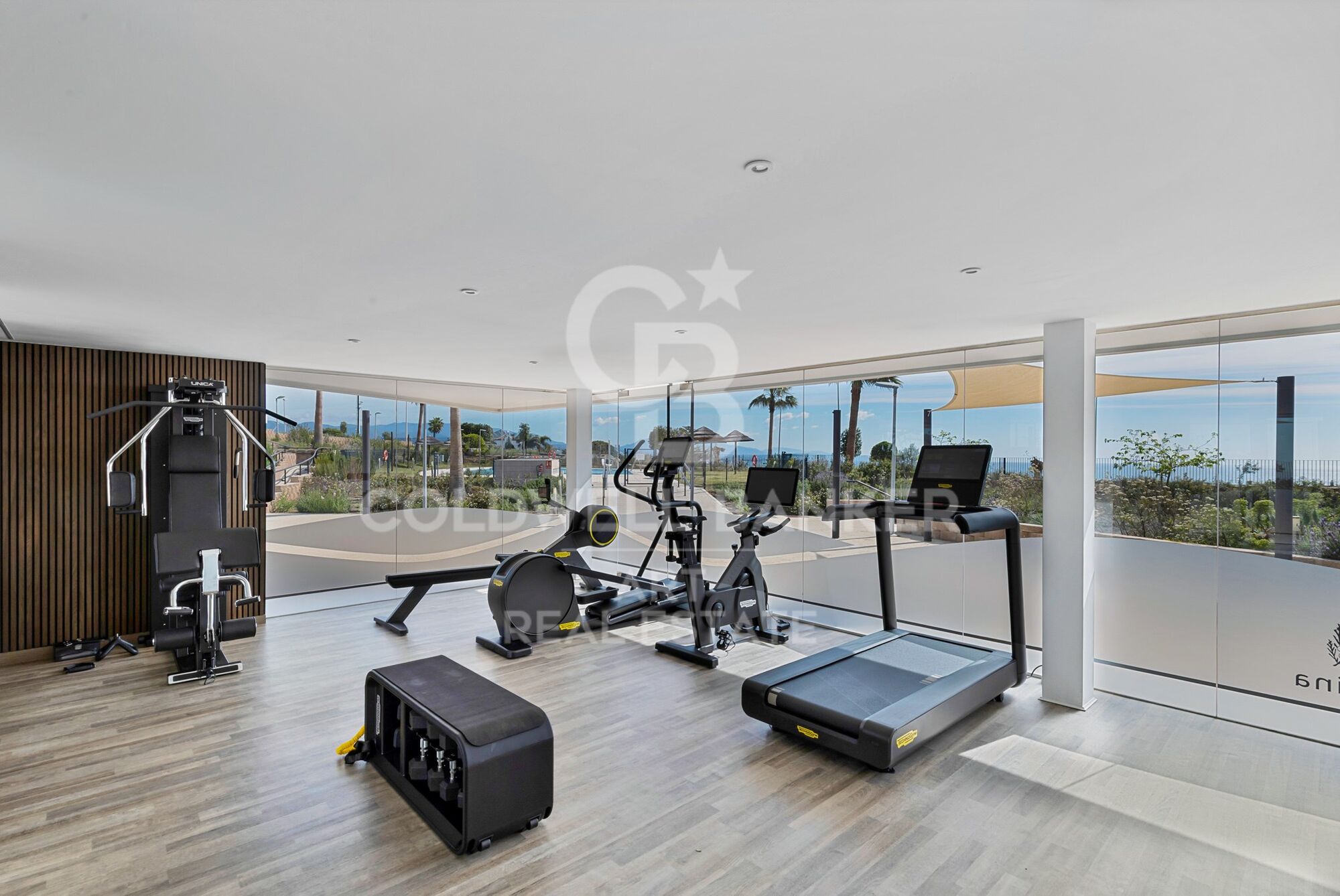 Exklusive Wohnung mit privatem Garten und Meerblick in Casares Costa.