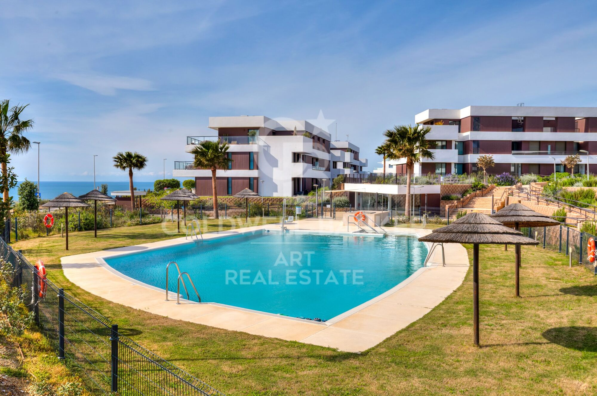 Exklusive Wohnung mit privatem Garten und Meerblick in Casares Costa.