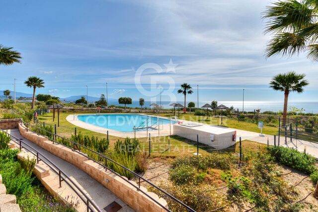 Exclusivo apartamento con jardín privado y vistas al mar en Casares Costa