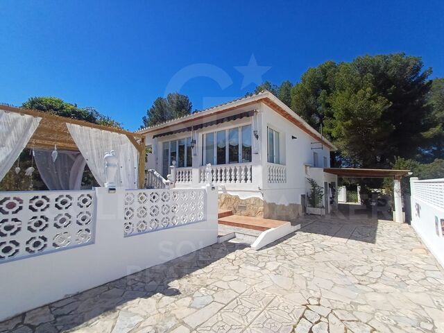 Elegante chalet pareado con jardín privado y piscina - un oasis de tranquilidad cerca del mar, golf y servicios