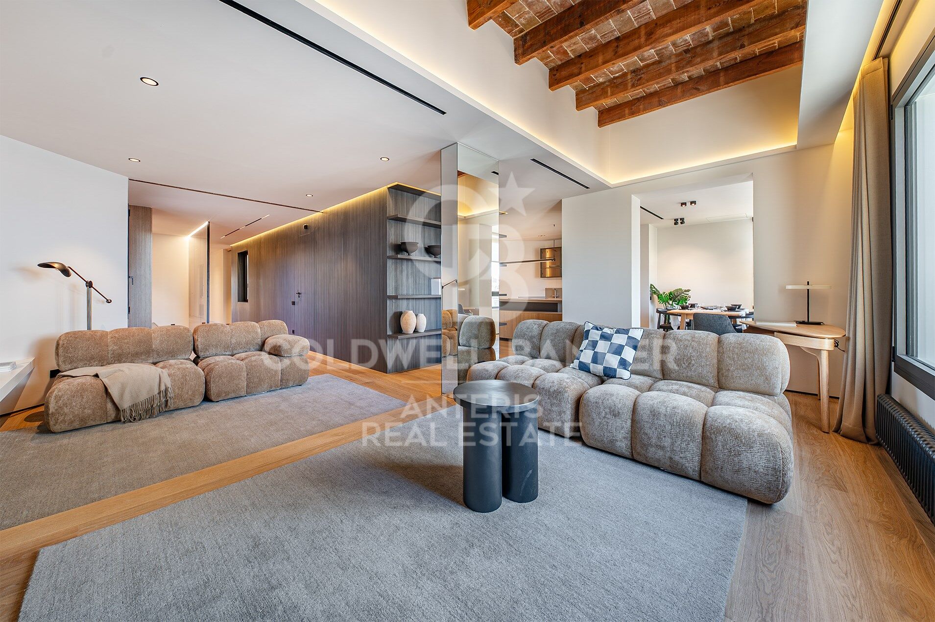 Luxury renovated penthouse with terrace in Galvany, Barcelona