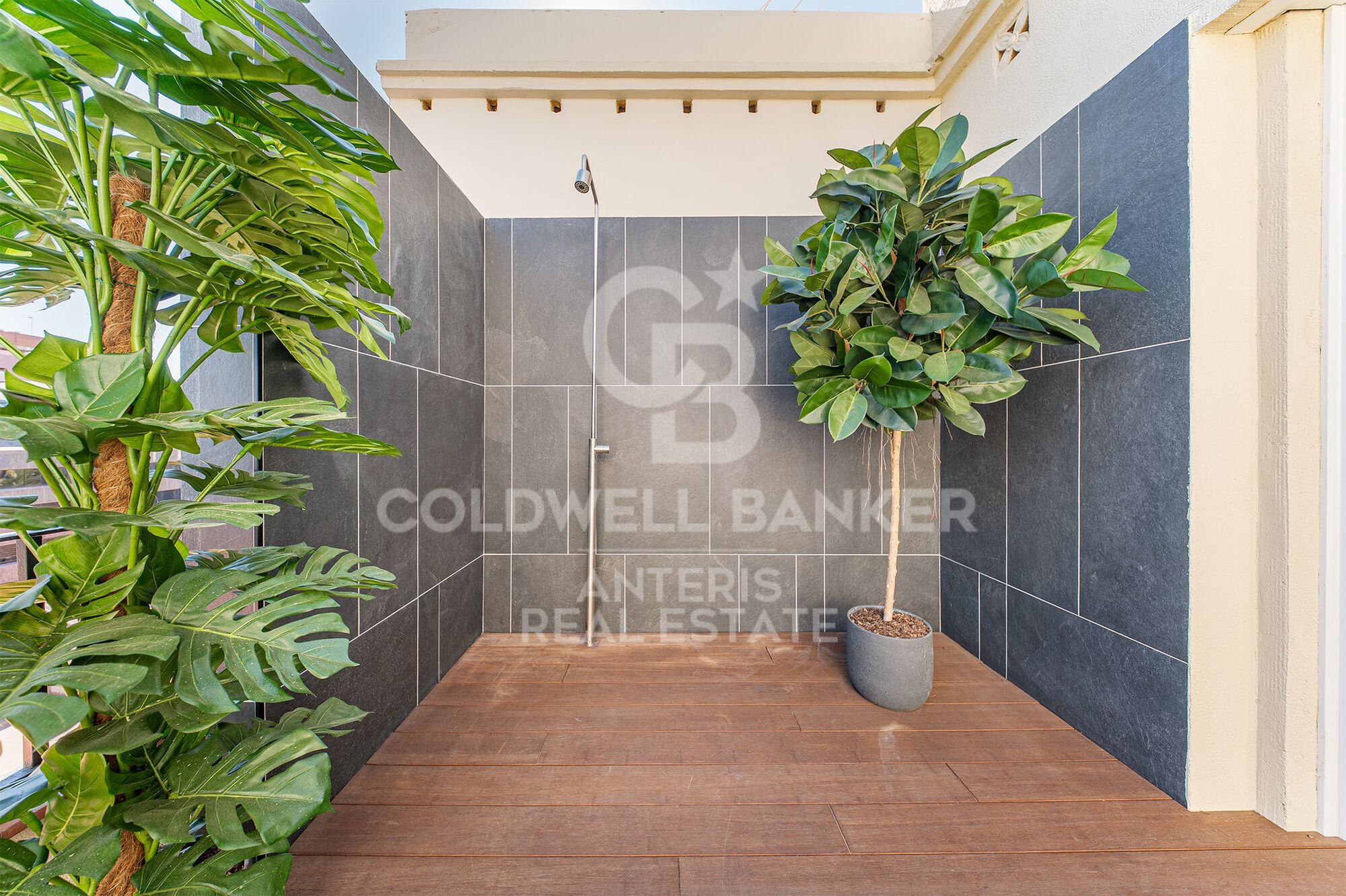 Luxury renovated penthouse with terrace in Galvany, Barcelona