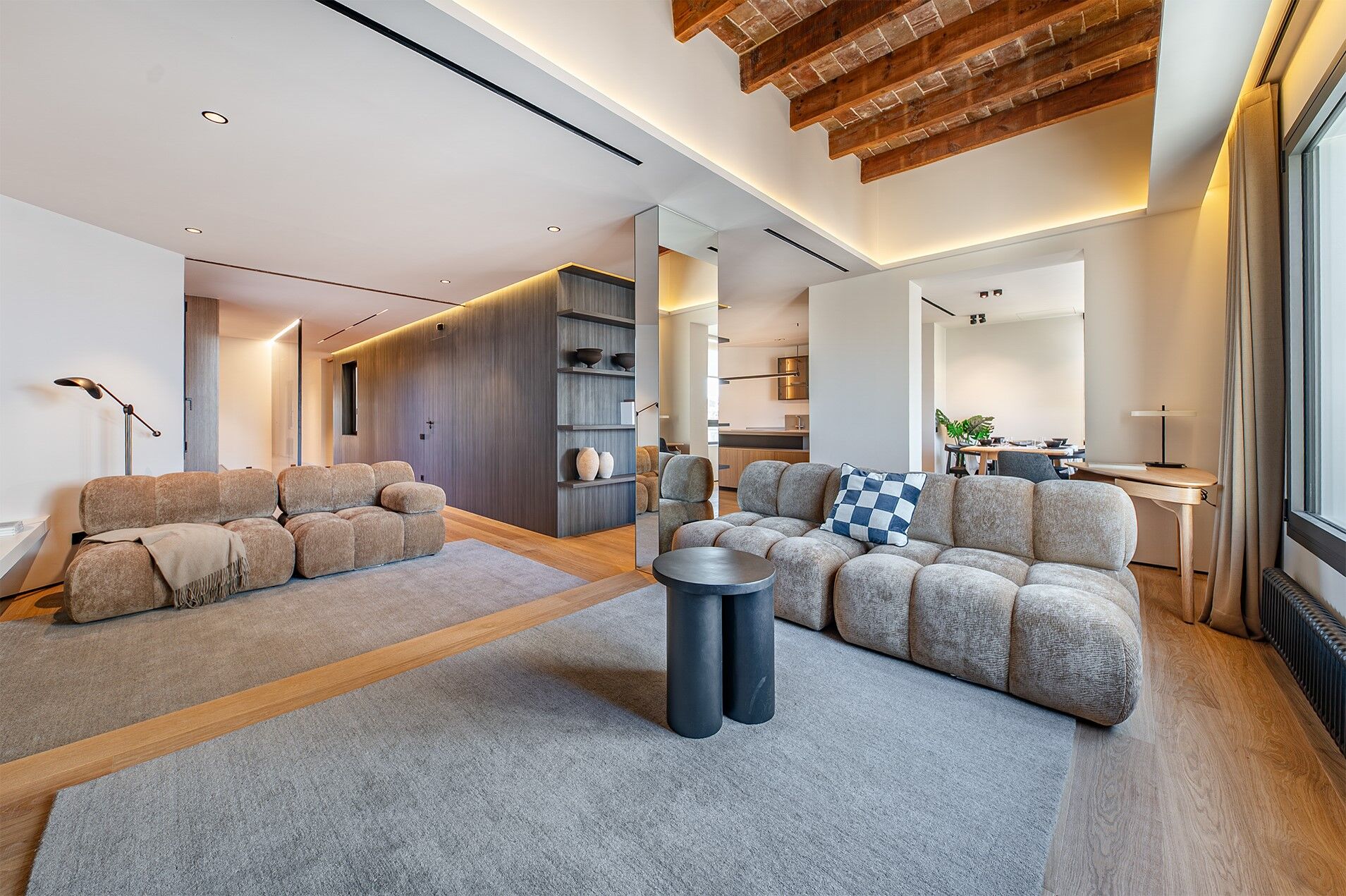 Luxury renovated penthouse with terrace in Galvany, Barcelona
