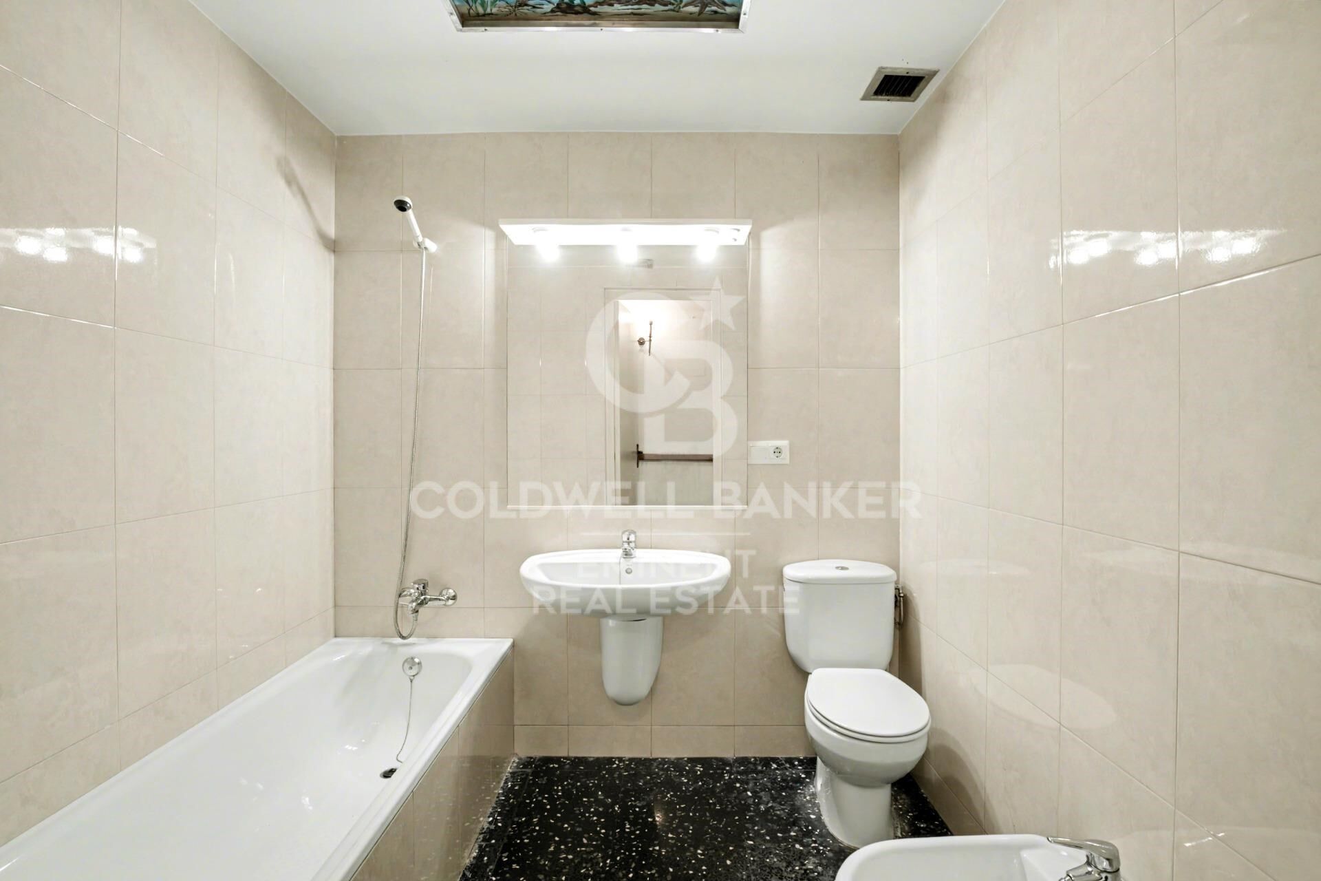 Vivienda de 195 m² con múltiples espacios y gran potencial en el corazón de Gràcia