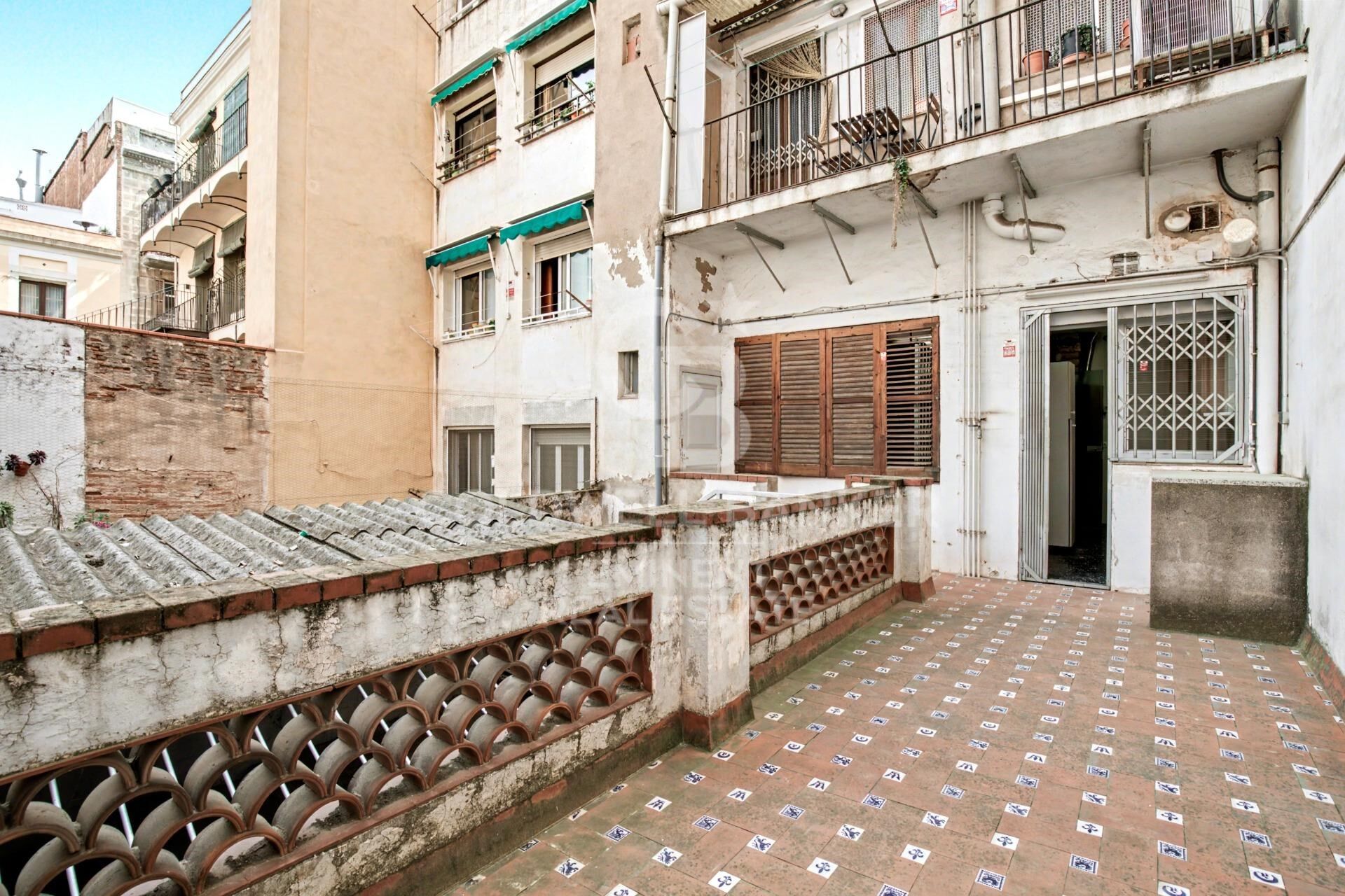 Vivienda de 195 m² con múltiples espacios y gran potencial en el corazón de Gràcia