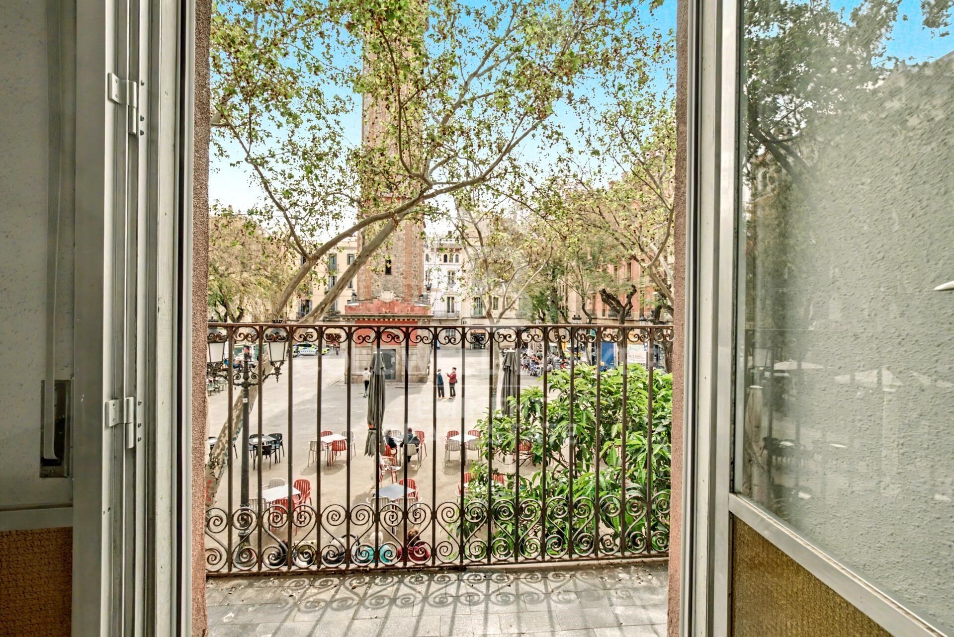 195 m² große Wohnung mit vielfältigen Räumlichkeiten und großem Potenzial im Herzen von Gràcia.