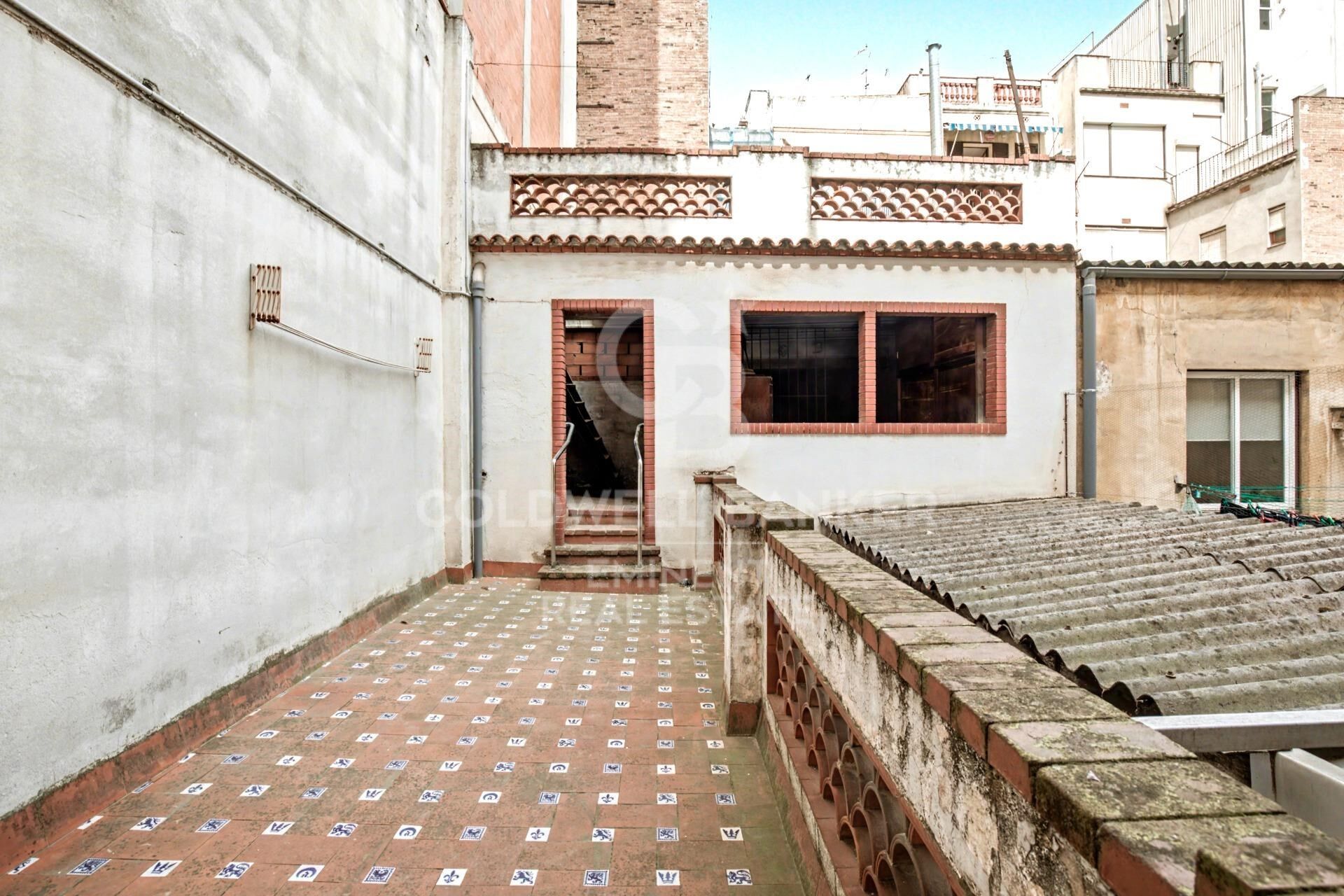 195 m² große Wohnung mit vielfältigen Räumlichkeiten und großem Potenzial im Herzen von Gràcia.
