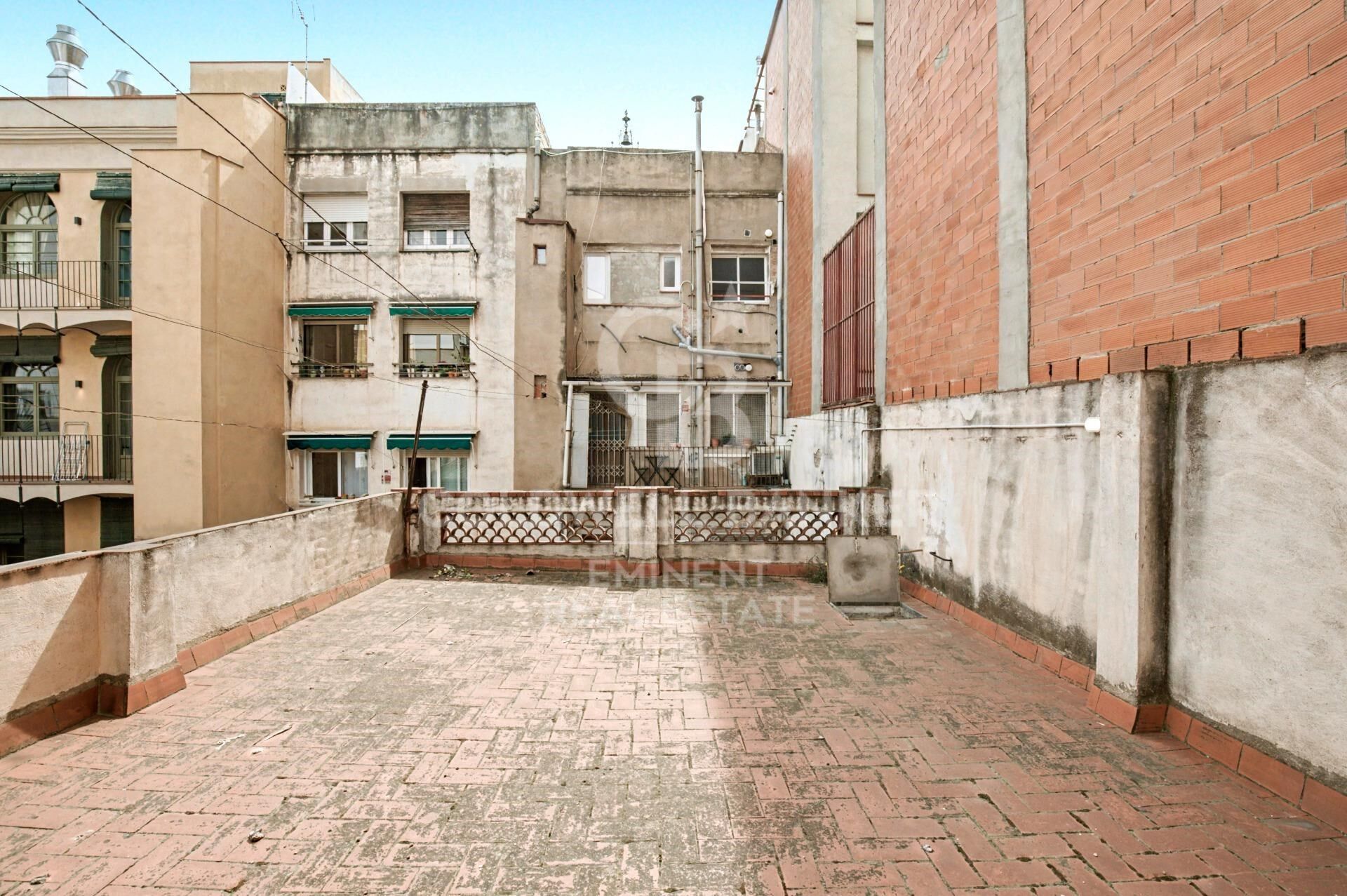 195 m² große Wohnung mit vielfältigen Räumlichkeiten und großem Potenzial im Herzen von Gràcia.