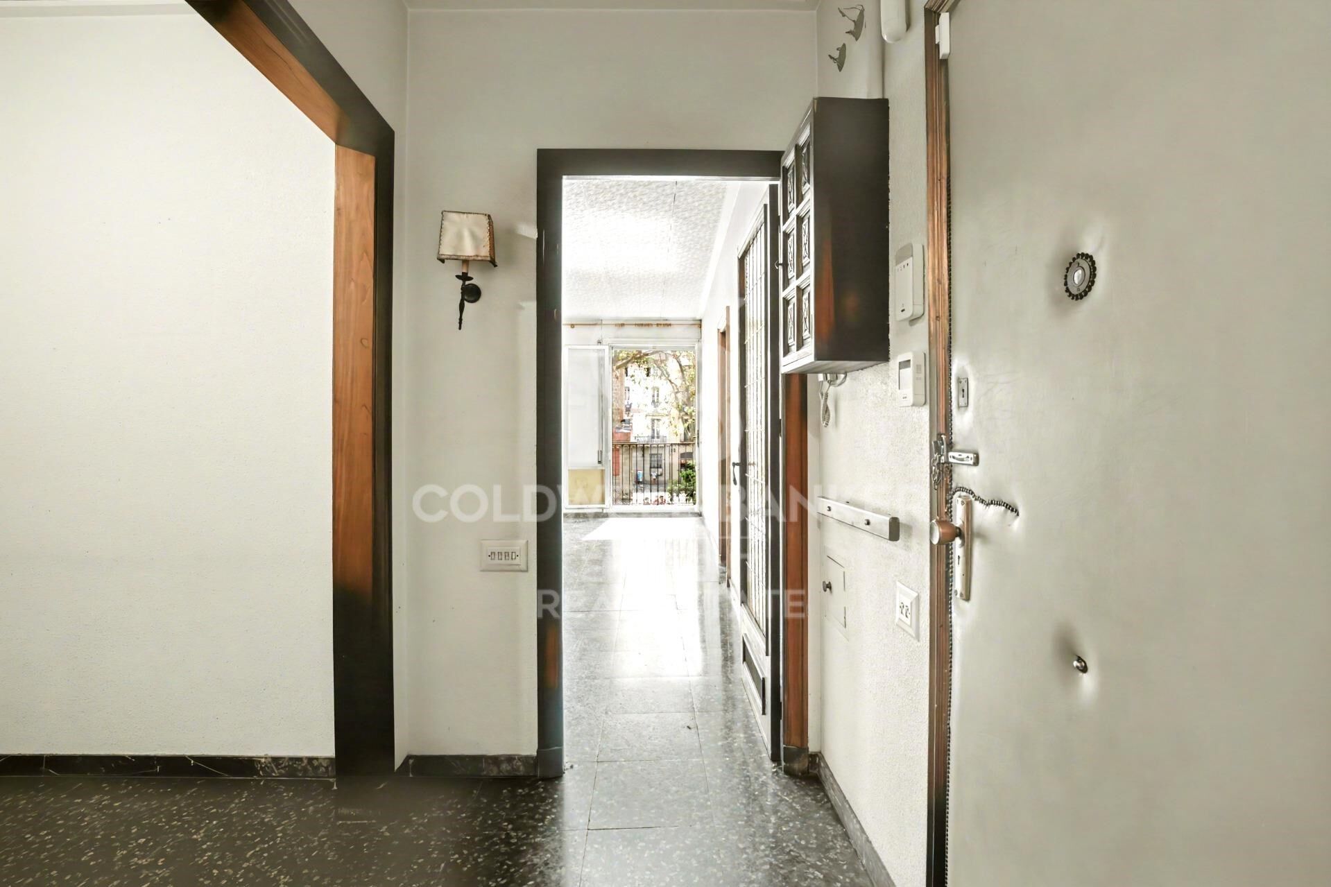 195 m² große Wohnung mit vielfältigen Räumlichkeiten und großem Potenzial im Herzen von Gràcia.