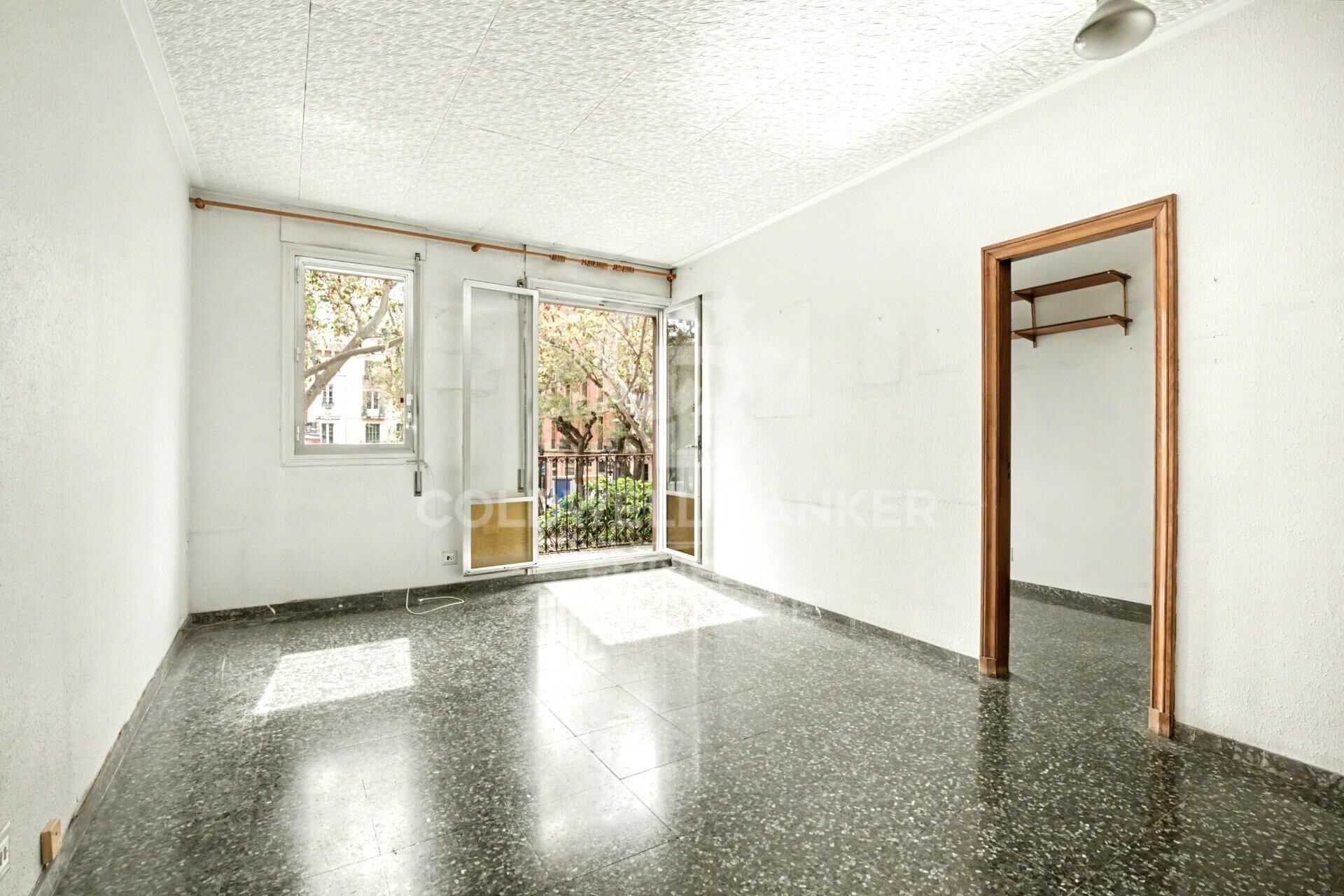 195 m² große Wohnung mit vielfältigen Räumlichkeiten und großem Potenzial im Herzen von Gràcia.