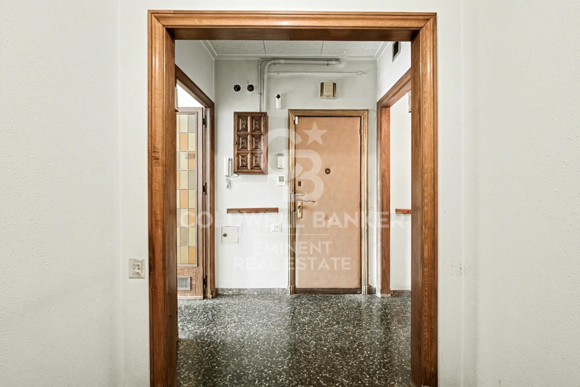 195 m² große Wohnung mit vielfältigen Räumlichkeiten und großem Potenzial im Herzen von Gràcia.