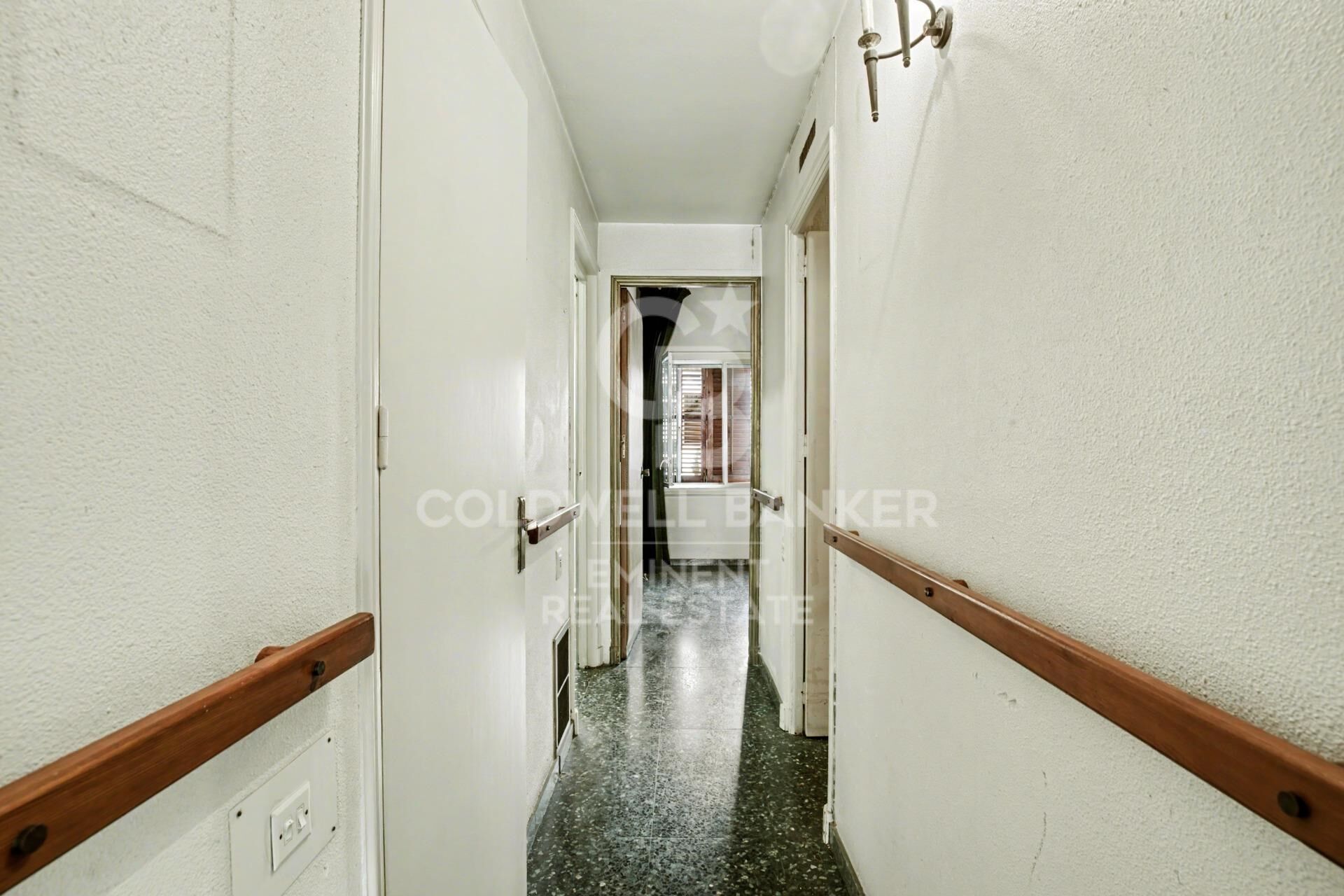 195 m² große Wohnung mit vielfältigen Räumlichkeiten und großem Potenzial im Herzen von Gràcia.