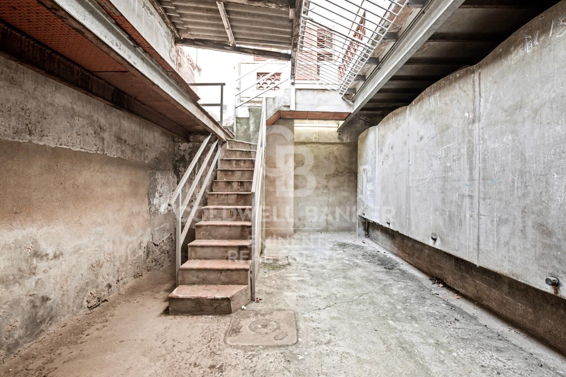 195 m² große Wohnung mit vielfältigen Räumlichkeiten und großem Potenzial im Herzen von Gràcia.