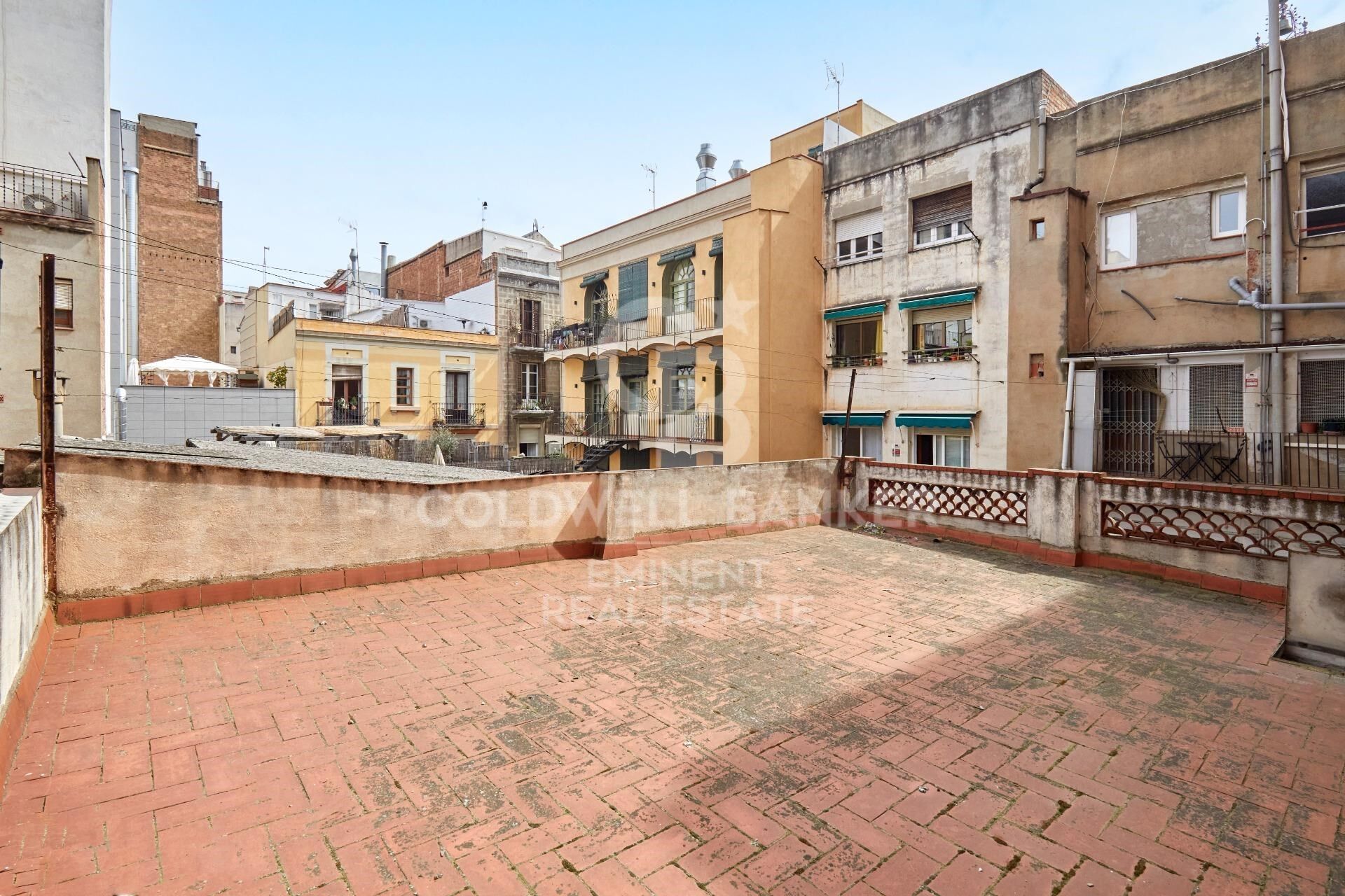195 m² große Wohnung mit vielfältigen Räumlichkeiten und großem Potenzial im Herzen von Gràcia.