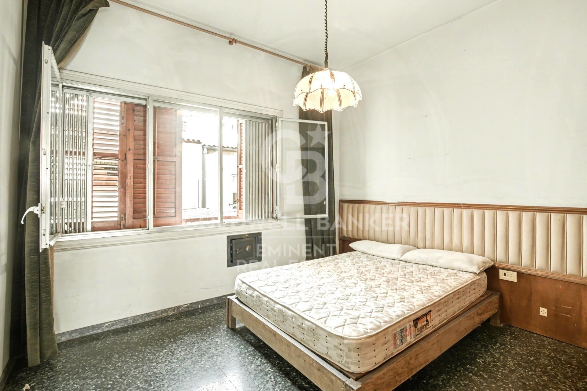 195 m² große Wohnung mit vielfältigen Räumlichkeiten und großem Potenzial im Herzen von Gràcia.