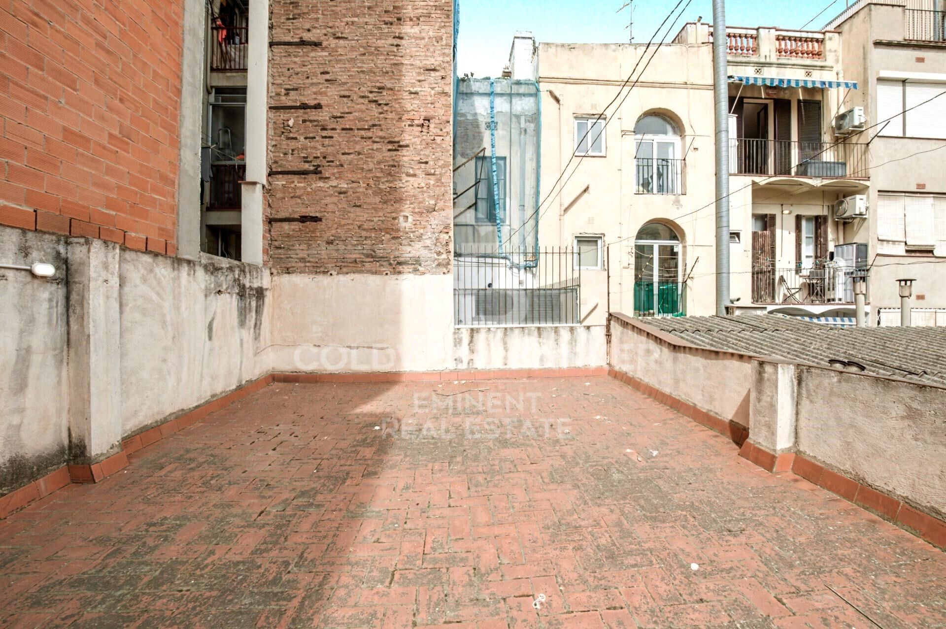 195 m² große Wohnung mit vielfältigen Räumlichkeiten und großem Potenzial im Herzen von Gràcia.