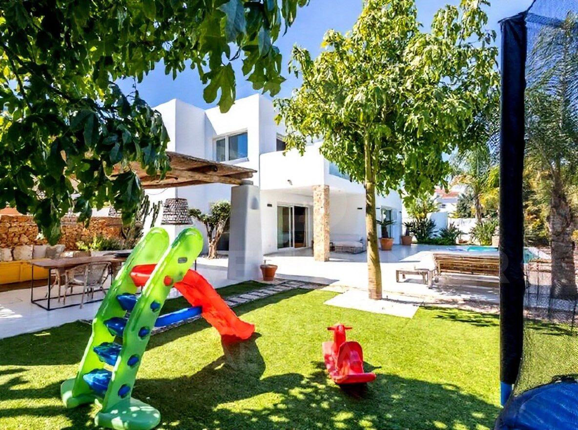 Erleben Sie das Mittelmeer: Luxusvilla mit Pool und privatem Garten