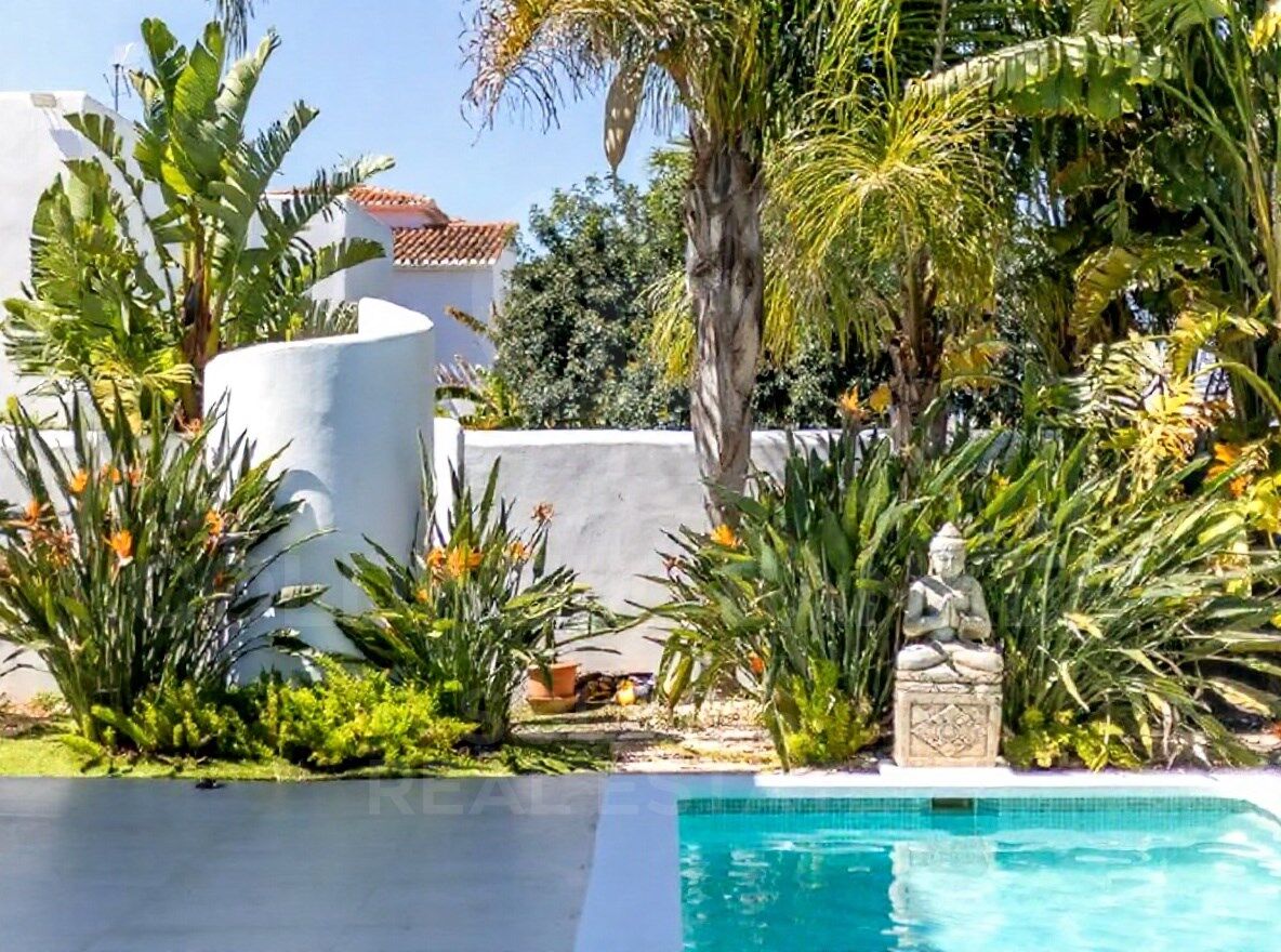 Erleben Sie das Mittelmeer: Luxusvilla mit Pool und privatem Garten